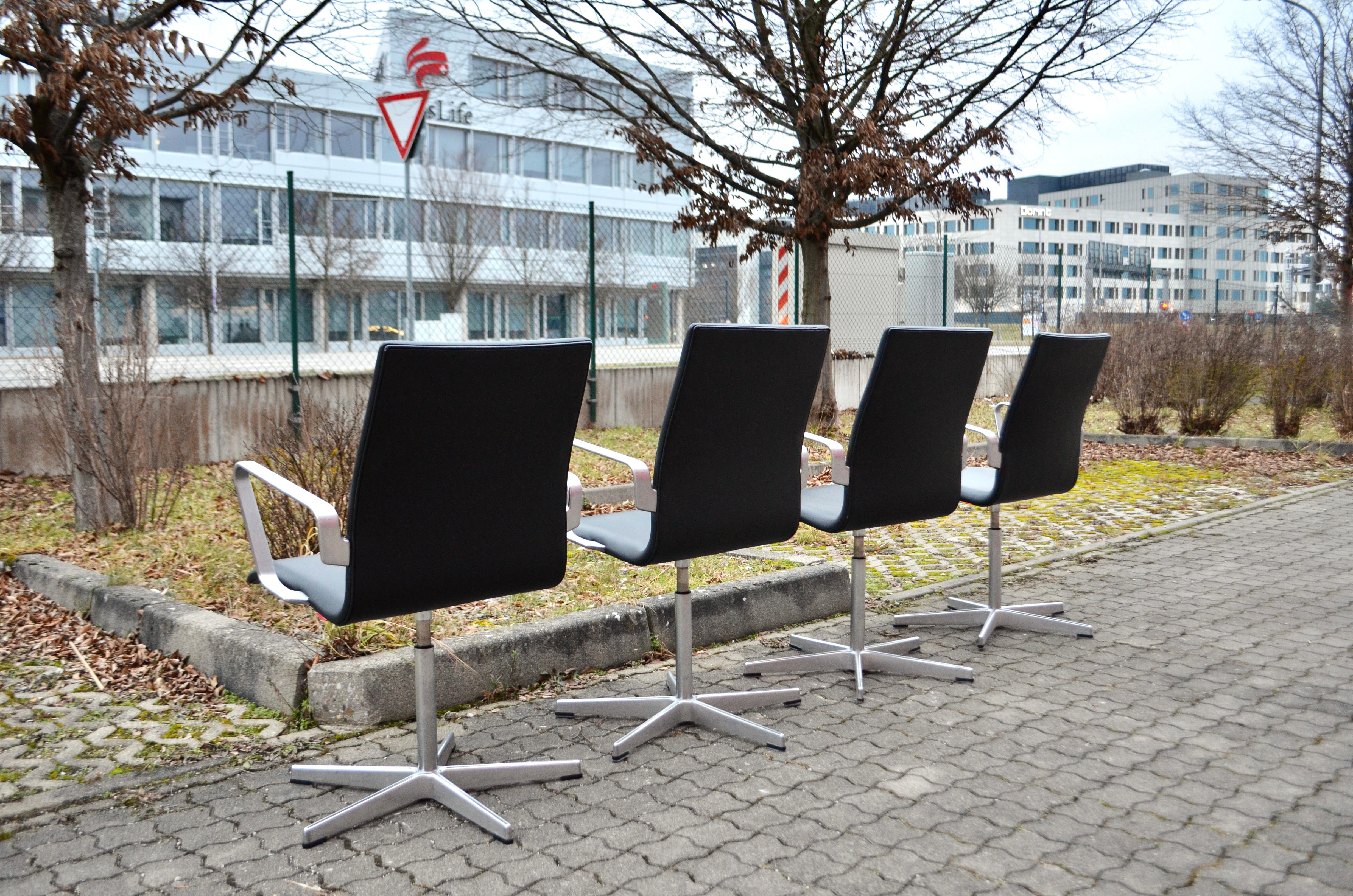 Fritz Hansen Oxford  Sedia girevole in pelle nera di Arne Jacobsen in vendita 4