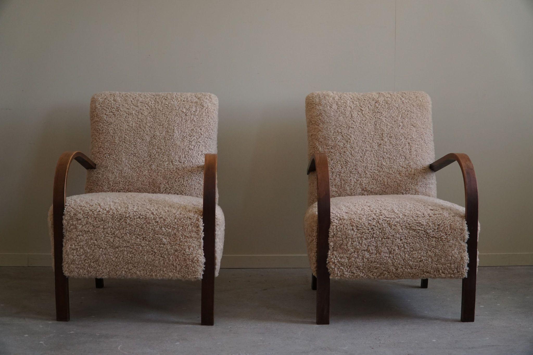 Fritz Hansen, Pair of Danish Curved Art Deco Lounge Chairs, Reupholstered, 1940s For Sale 9