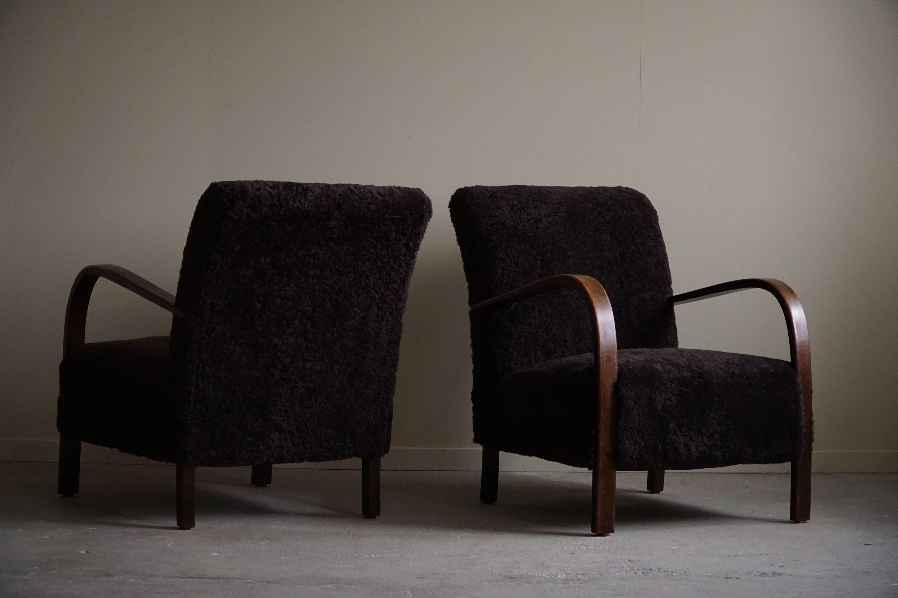 Fritz Hansen, Pair of Danish Curved Art Deco Lounge Chairs, Reupholstered, 1940s In Good Condition In Odense, DK