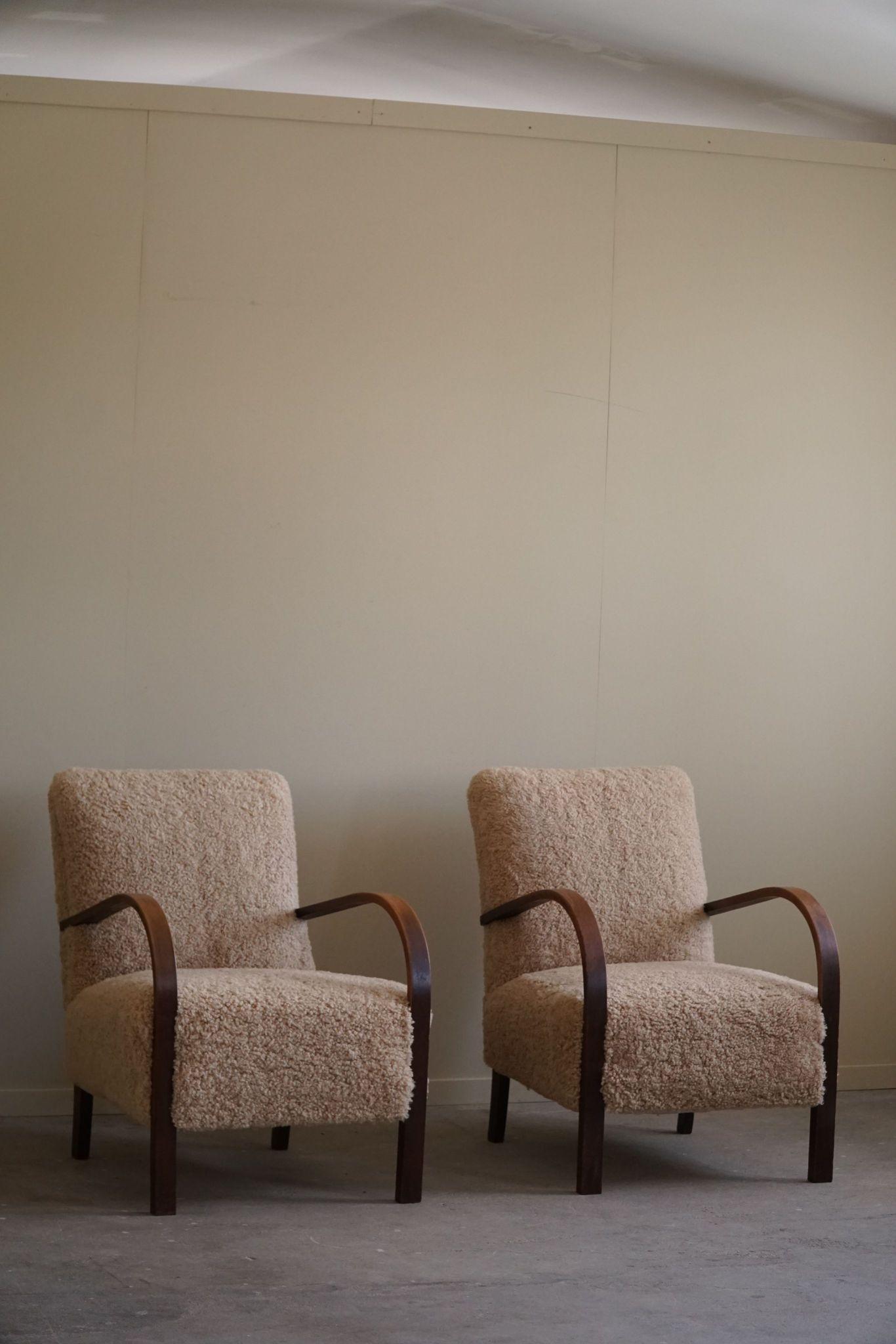 Fritz Hansen, Pair of Danish Curved Art Deco Lounge Chairs, Reupholstered, 1940s For Sale 1