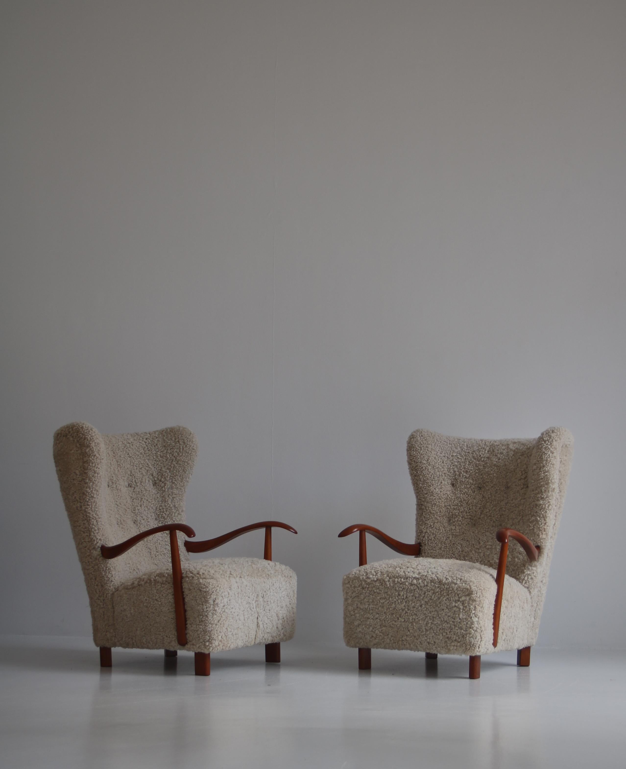Scandinavian Modern Fritz Hansen Pair of Easy Chairs Model 1582 in Beech & Sheepskin, Denmark, 1930s