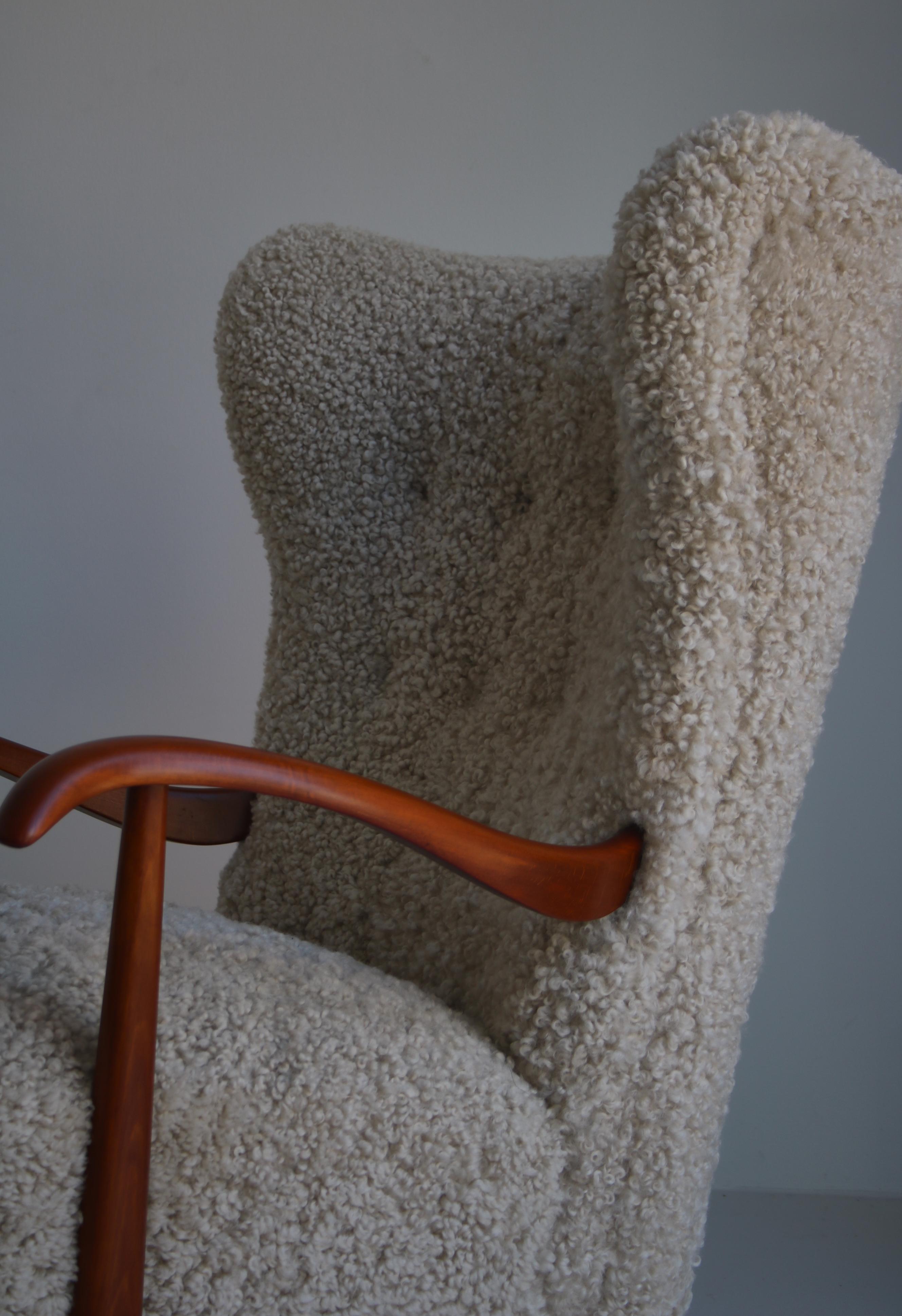 Fritz Hansen Pair of Easy Chairs Model 1582 in Beech & Sheepskin, Denmark, 1930s In Good Condition In Odense, DK