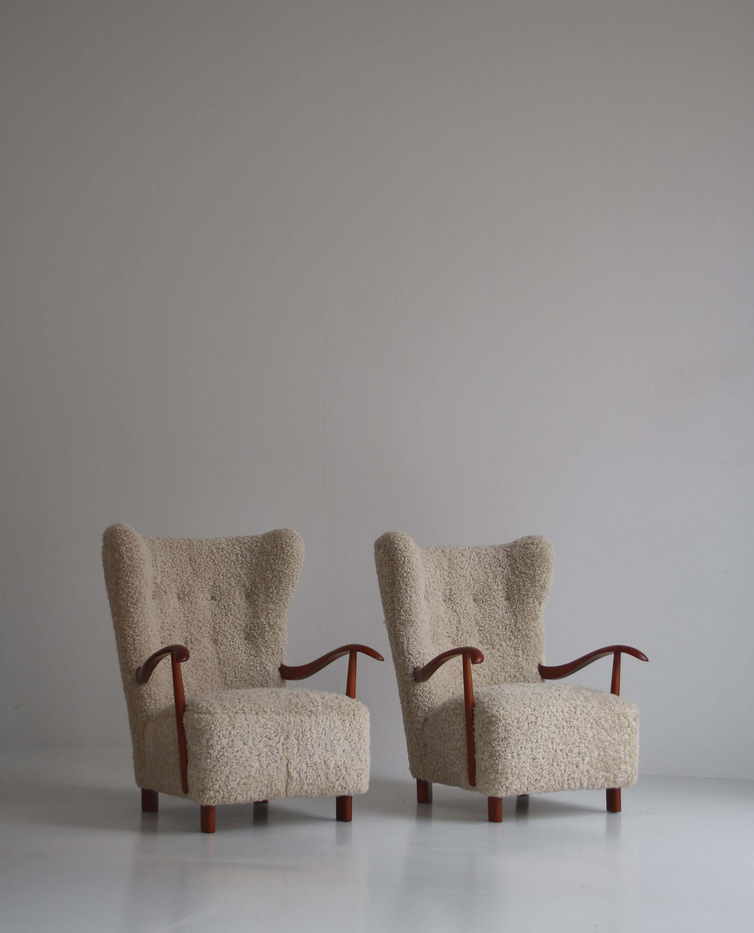 Mid-20th Century Fritz Hansen Pair of Easy Chairs Model 1582 in Beech & Sheepskin, Denmark, 1930s