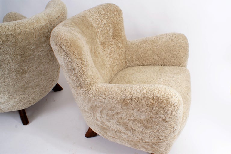 Mid-20th Century Fritz Hansen Pair of Easy Chairs in Beige Sheepskin, Model 1669, 1930s For Sale