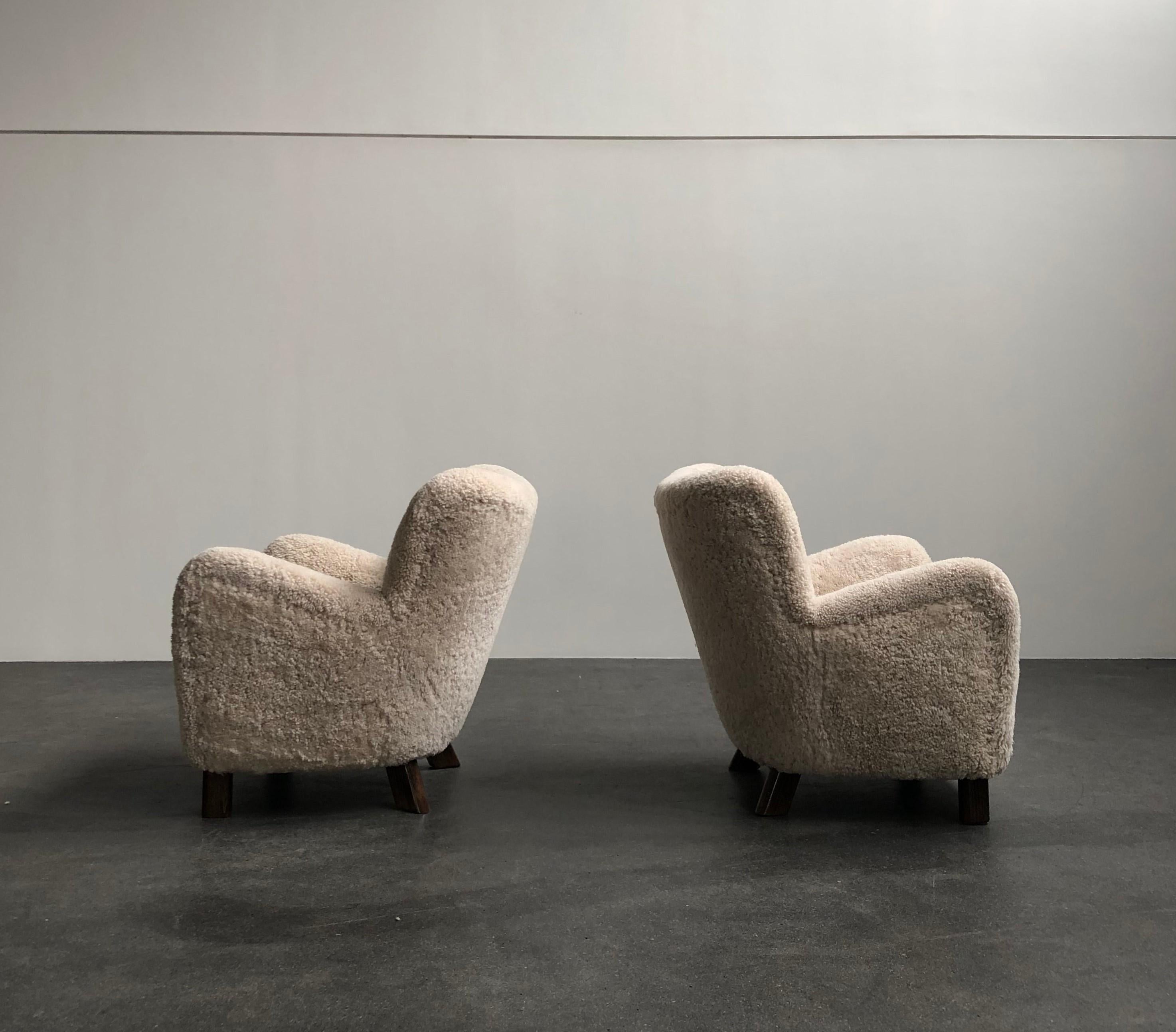 Fritz Hansen Pair of Easy Chairs in Beige Sheepskin, Model 1669, 1930s In Excellent Condition For Sale In Copenhagen, DK