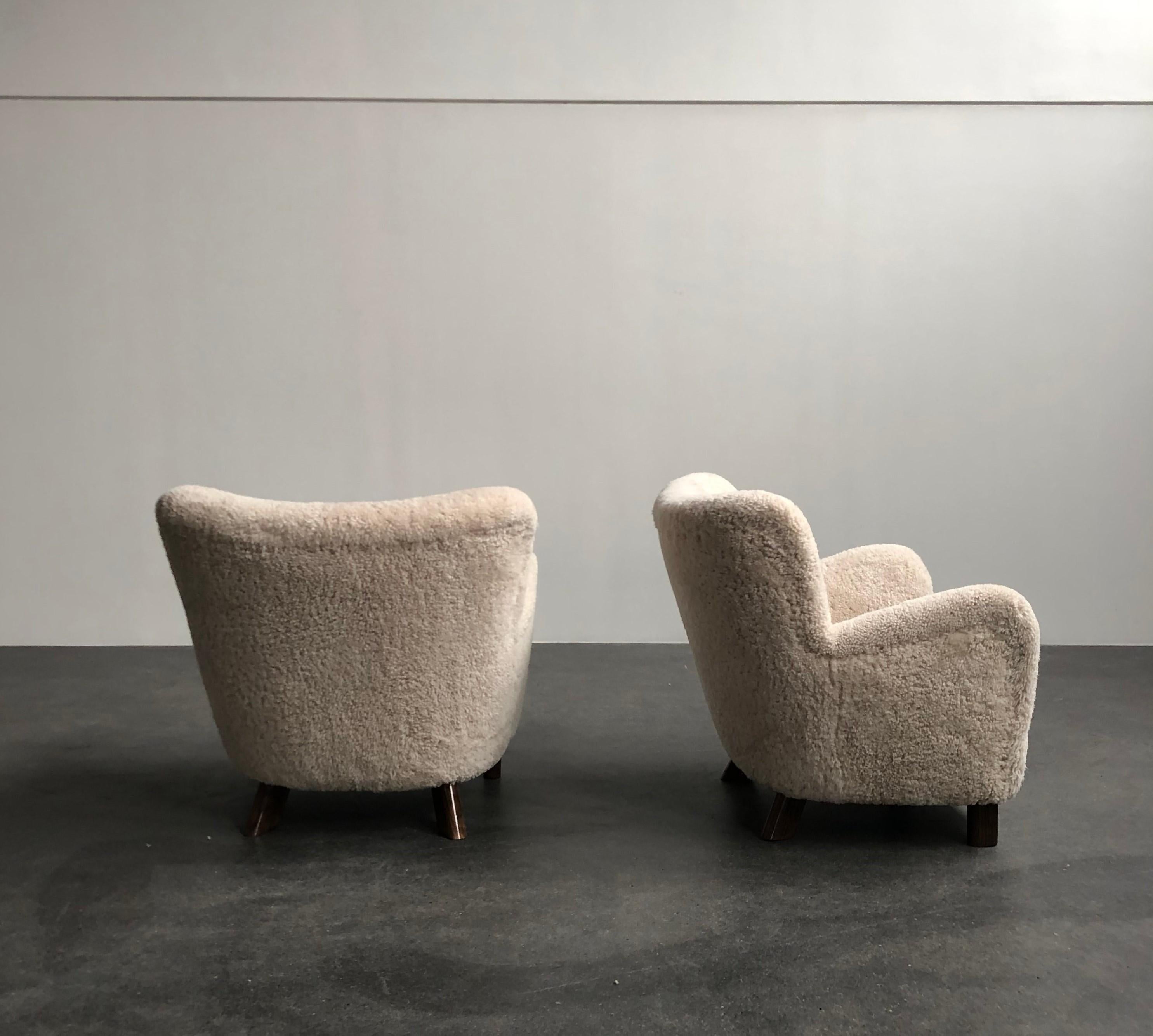 Scandinavian Modern Fritz Hansen Pair of Easy Chairs in Sheepskin, Model 1669 For Sale