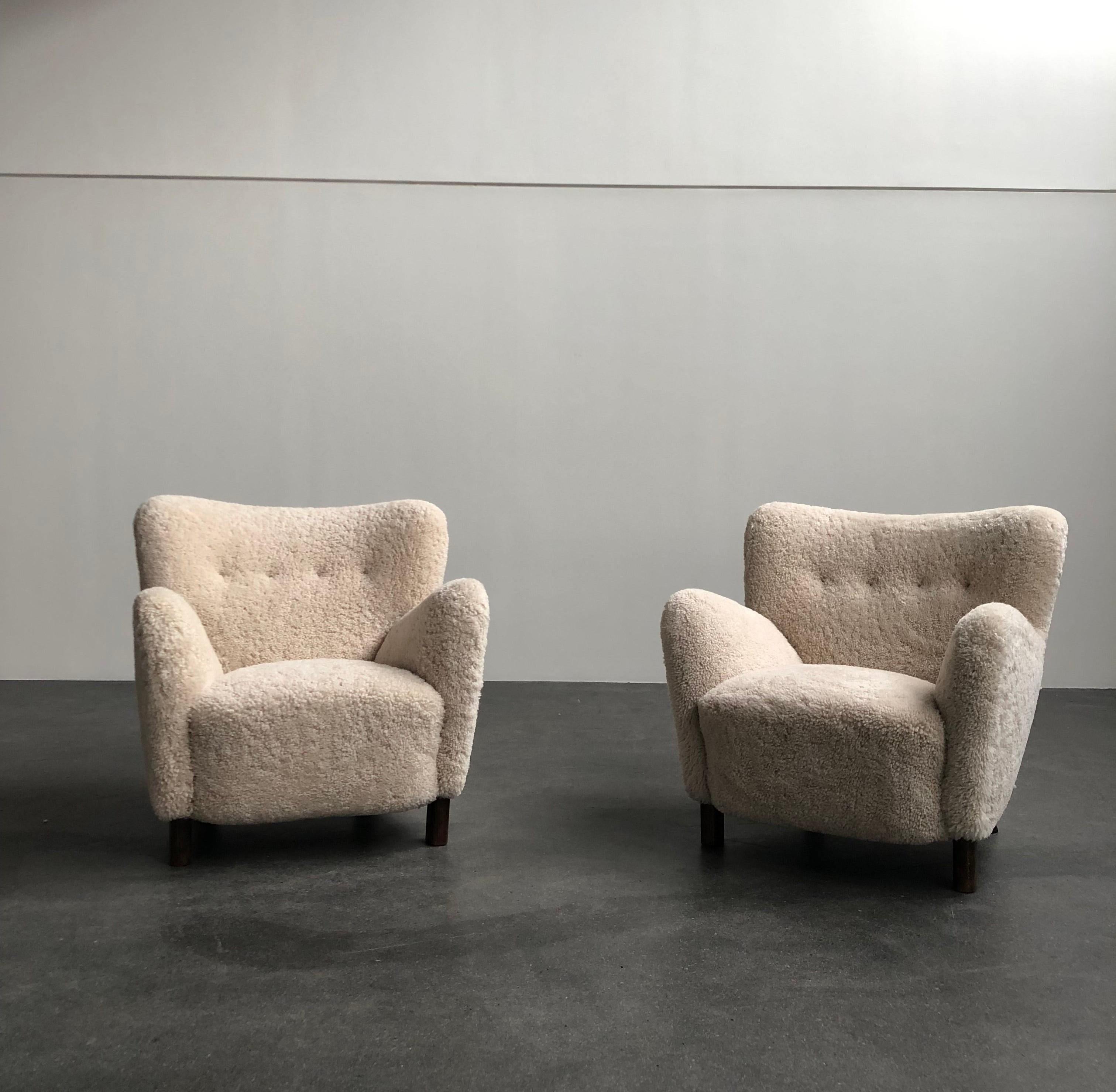 Scandinavian Modern Fritz Hansen Pair of Easy Chairs in Sheepskin, Model 1669 For Sale