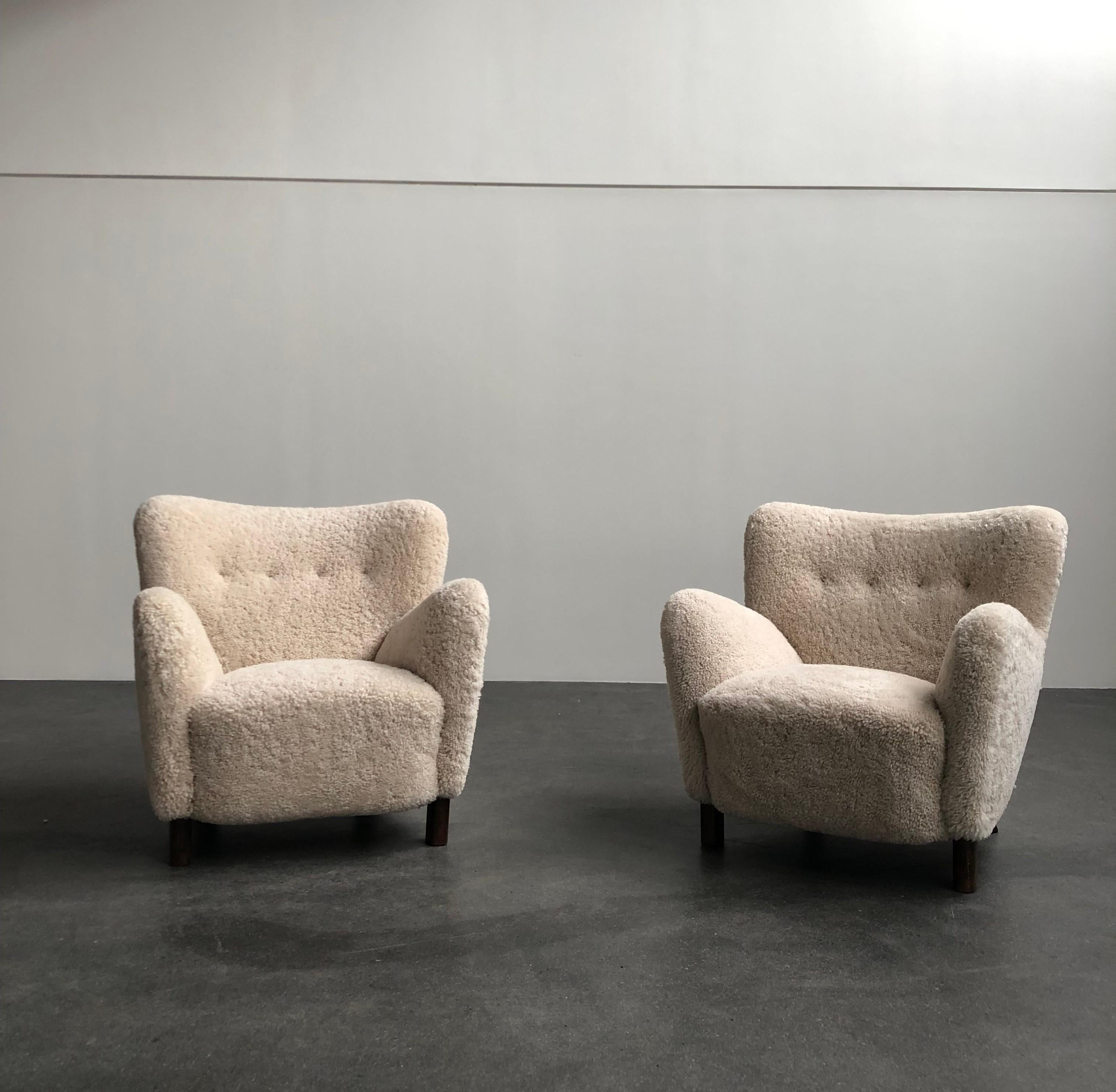 Mid-20th Century Fritz Hansen Pair of Easy Chairs in Sheepskin, Model 1669 For Sale