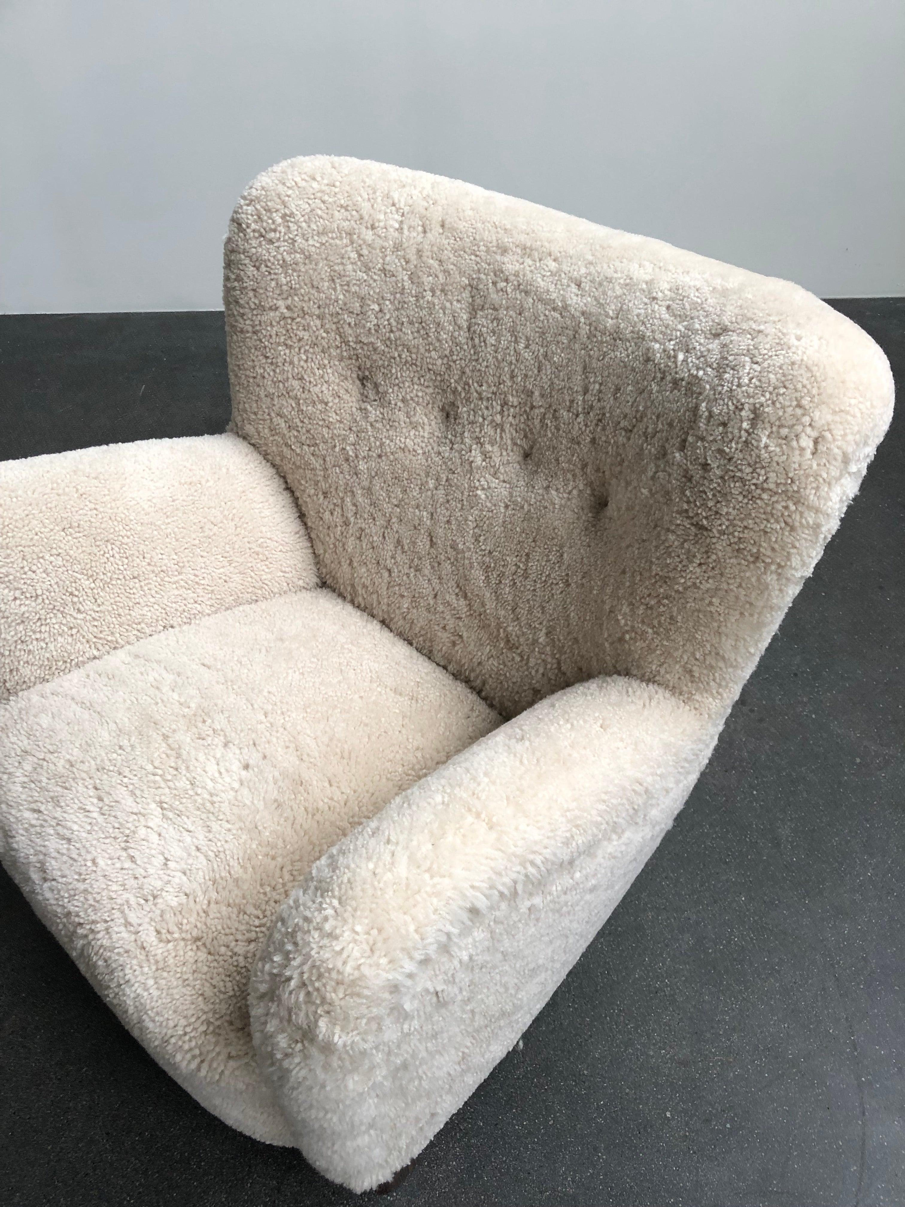 Mid-20th Century Fritz Hansen Pair of Easy Chairs in Sheepskin, Model 1669 For Sale