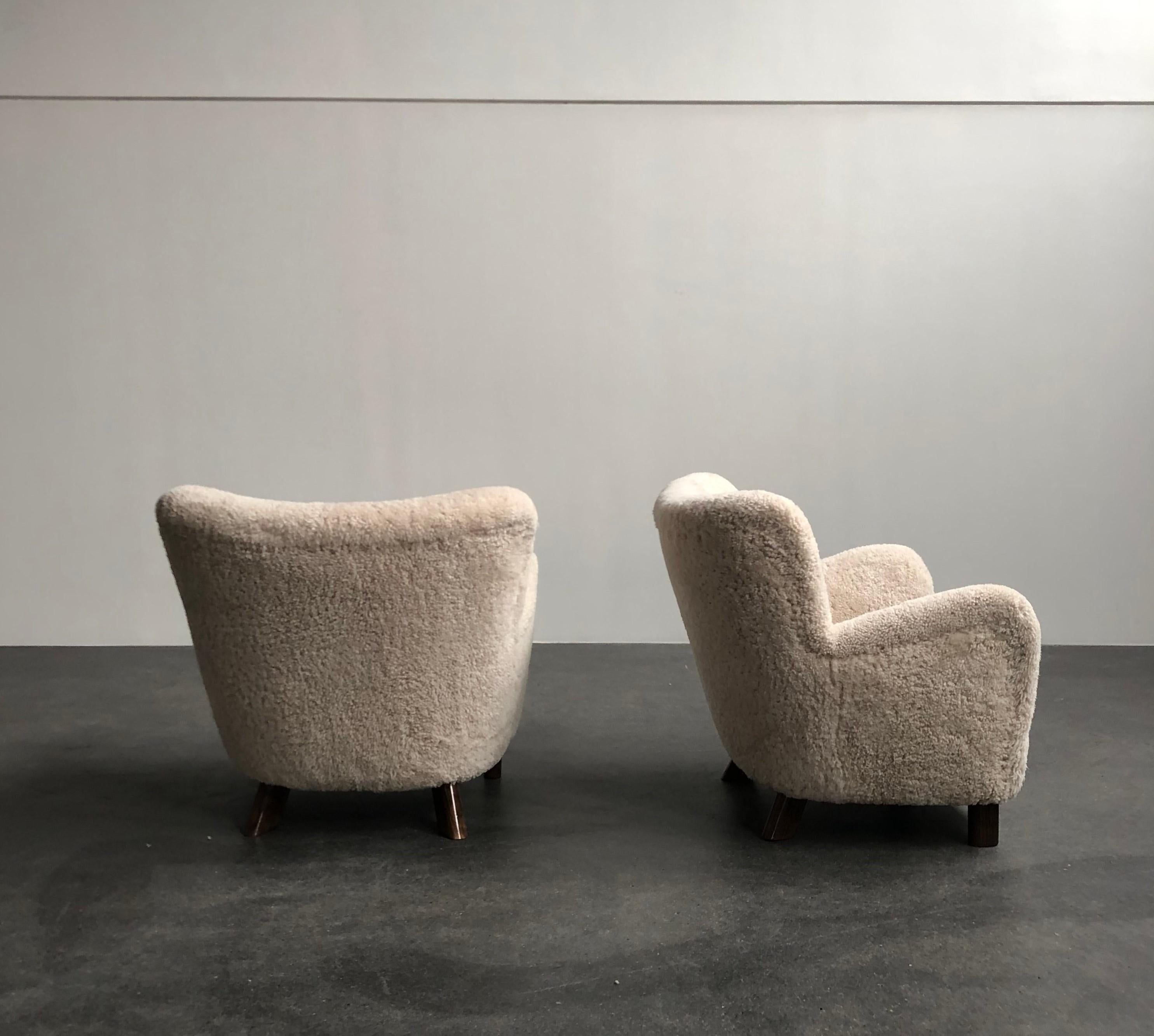 Fritz Hansen Pair of Easy Chairs in Sheepskin, Model 1669 For Sale 2