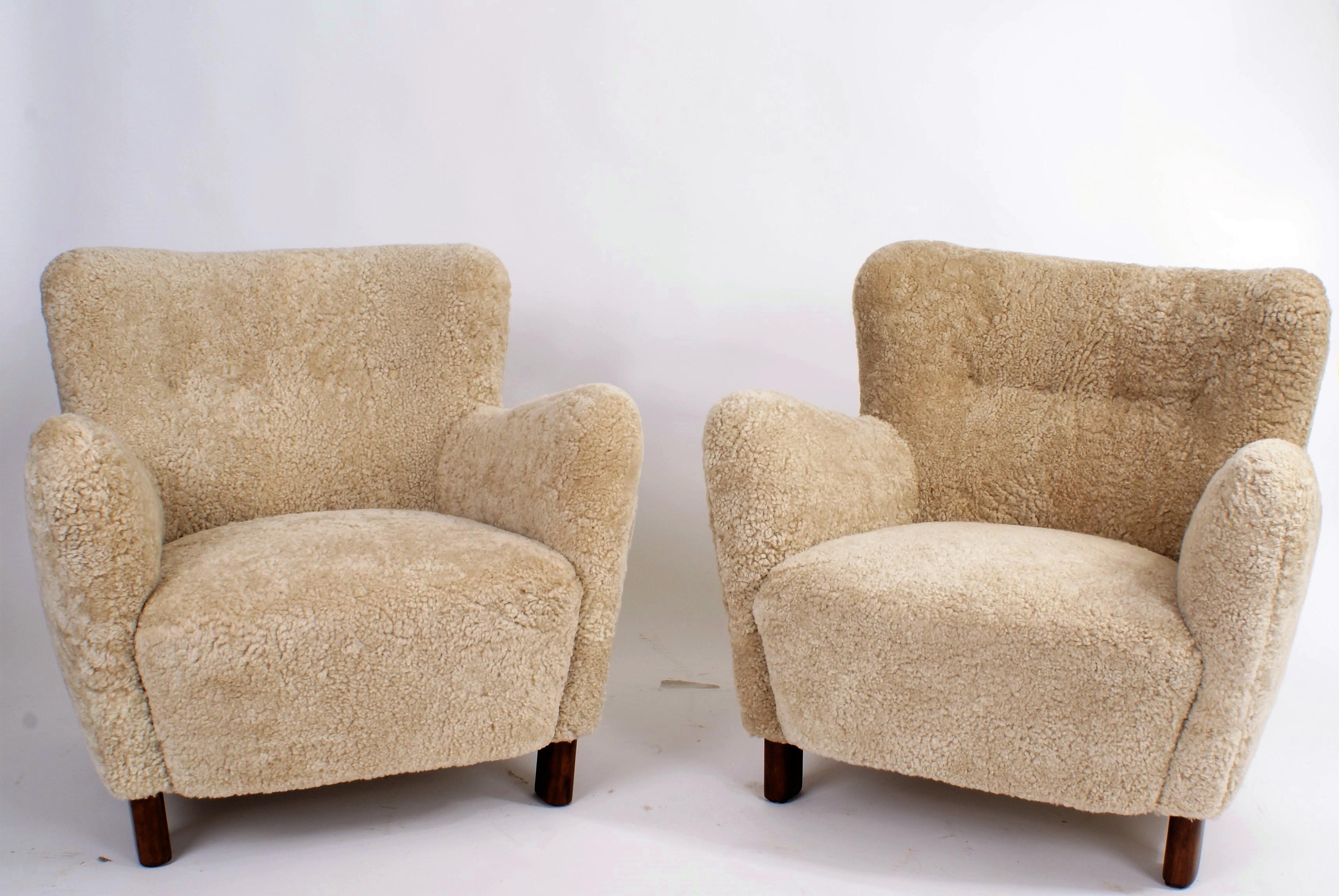 Pair of Fritz Hansen easy chairs, model 1669, circa 1930s.

Sculptural chair upholstered in sheepskin, legs of stained beech. All work carried out as original with filling in organic materials and bottom finish with nails.

Price is for the pair