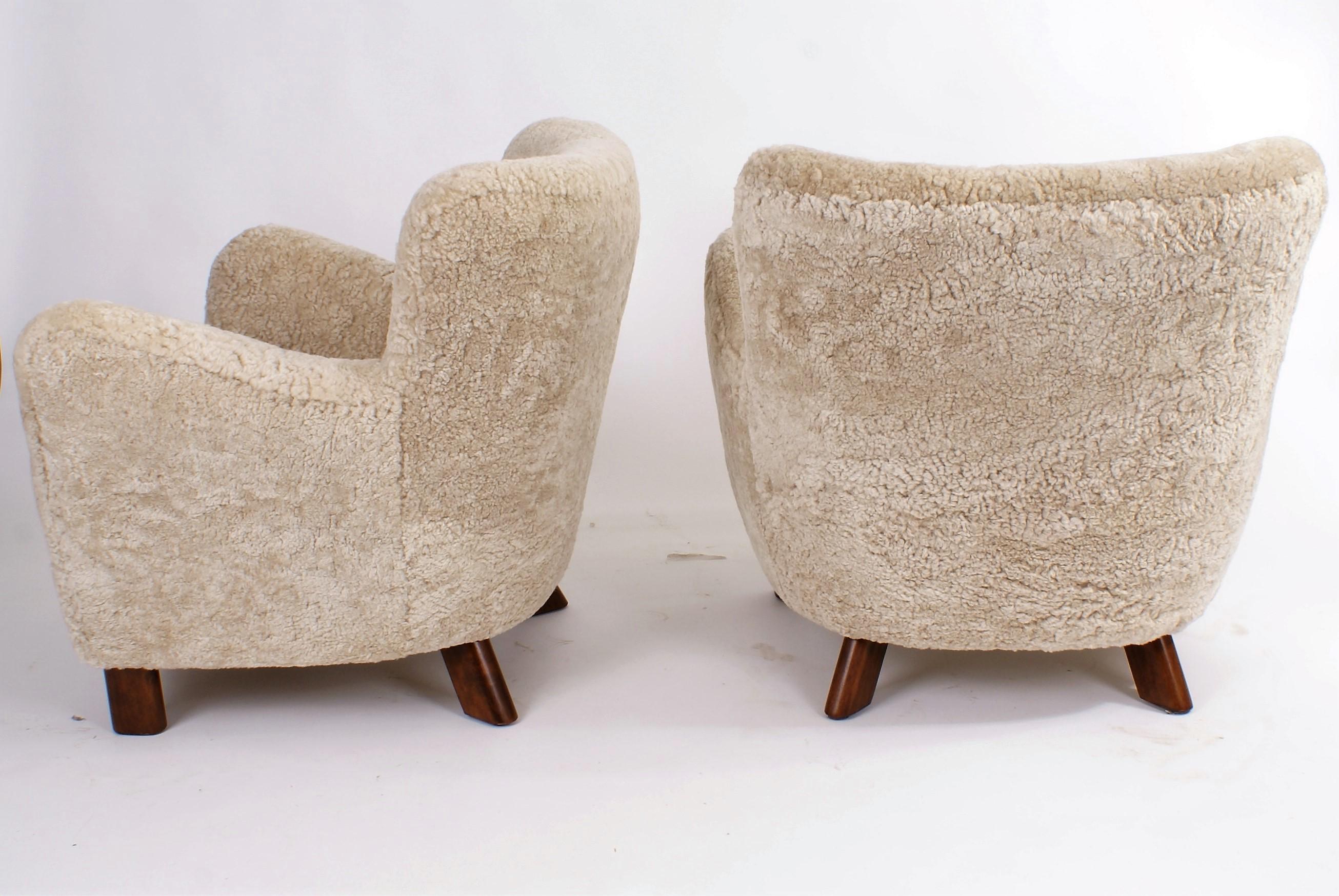 Sheepskin Fritz Hansen Pair of Easy Chairs, Model 1669, 1930s