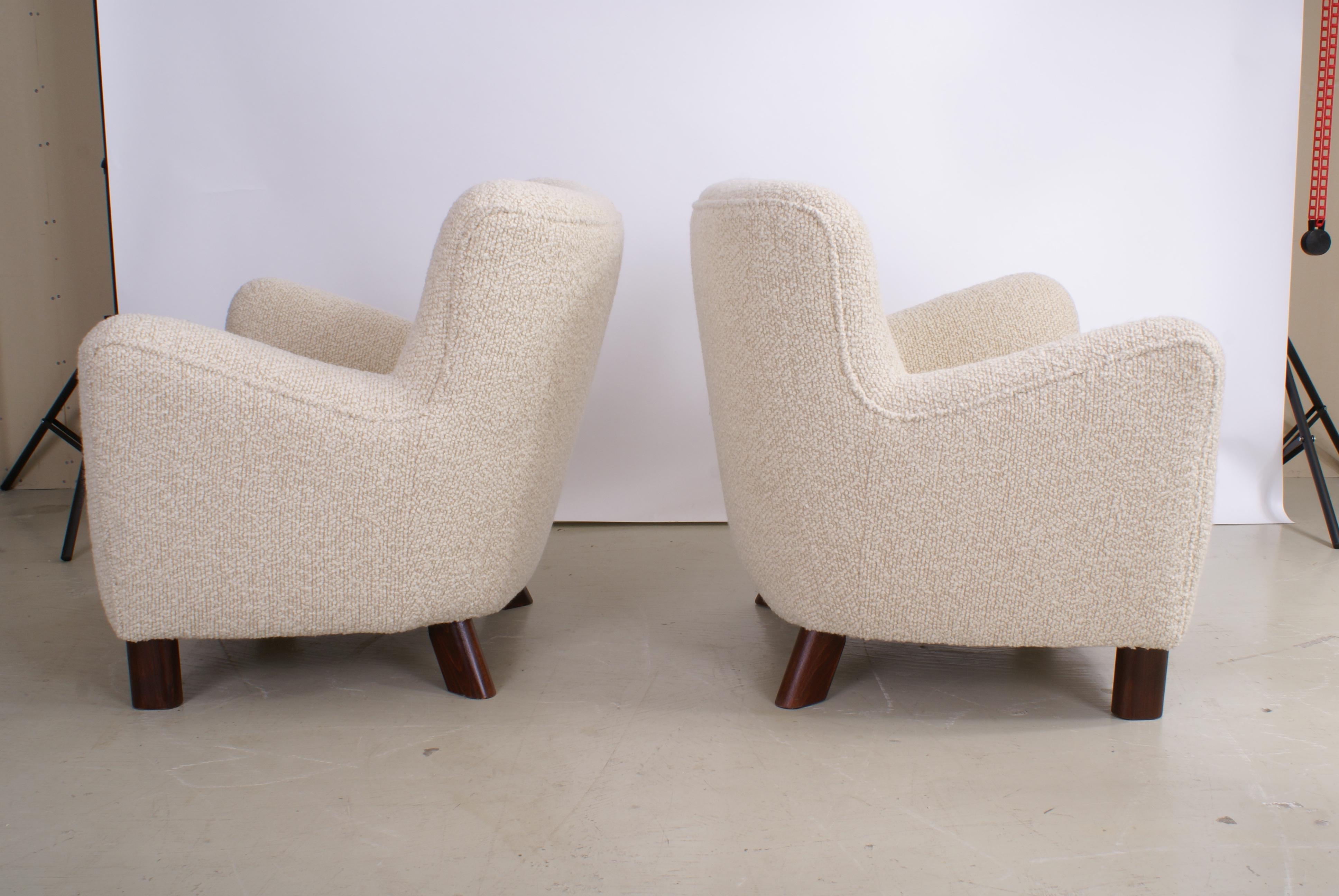 Pair of Fritz Hansen easy chairs, model 1669, circa 1930s.

Sculptural model re-upholstered in wool, legs of stained beech. All work carried out as original with filling in organic materials and bottom finish with nails.

Price is for the pair.