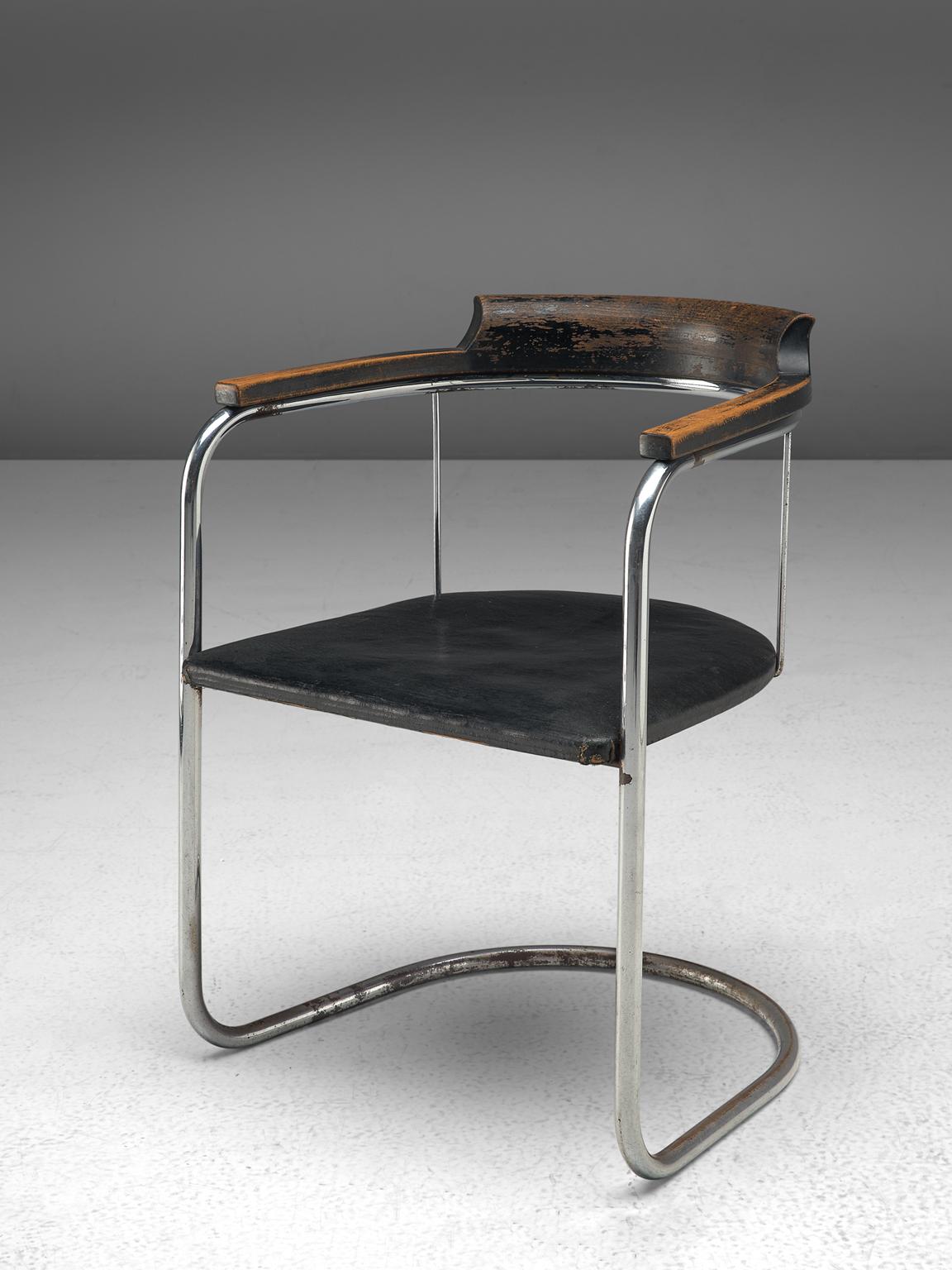 Fritz Hansen, armchair 'S125', wood, chromed steel and leather, Denmark, 1934.

Extraordinary tubular armchair manufactured by Fritz Hansen in 1934. It features a metal construction with a leather seat and wooden backrest that flows over to