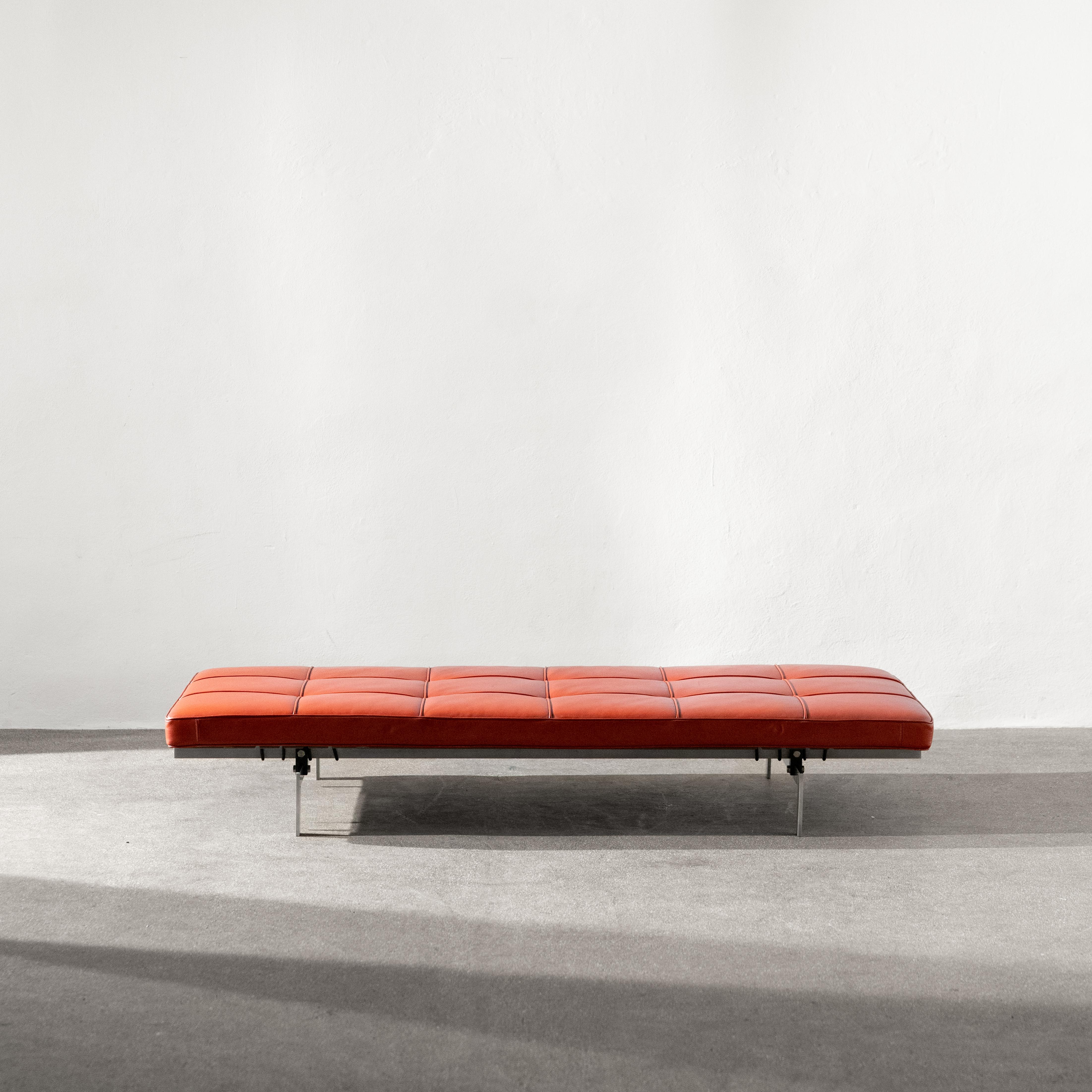 La Cama de día PK-80 es la encarnación del talento de Poul Kjærholm para refinar modelos históricos y destilar el diseño hasta lo esencial. El sofá-cama está inspirado en un sofá-cama diseñado por Mies van der Rohe y Lilly Reich en 1930. Ahora se