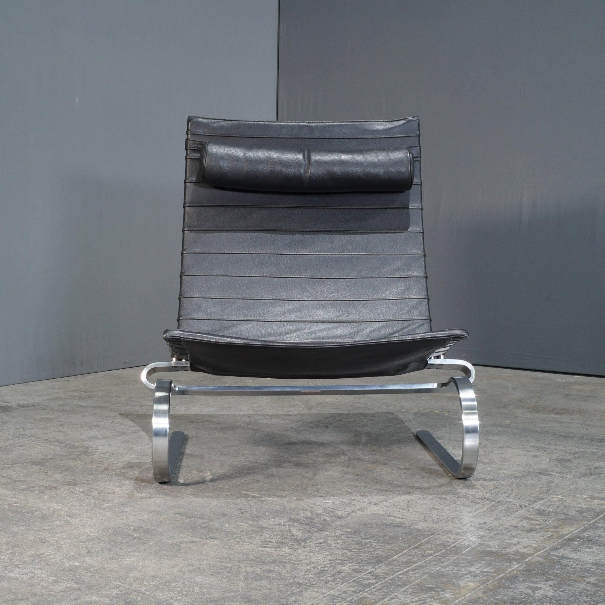 La chaise en cuir noir PK20 de Fritz Hansen, conçue par Poul Kjærholm, est une icône intemporelle du modernisme scandinave. Son cadre élégant est fabriqué en acier inoxydable de haute qualité, ce qui lui confère à la fois durabilité et esthétique
