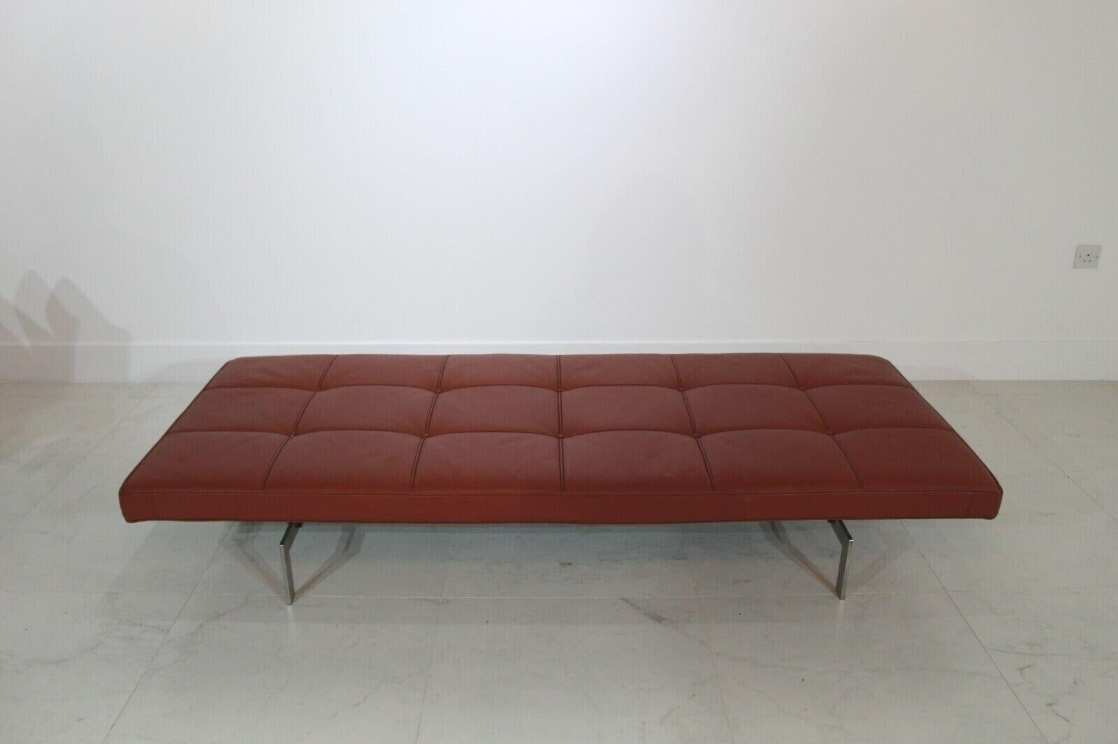 Fritz Hansen PK80 daybed in Burgandy leather designed by Poul Kjaerholm. 

A recent example in nearly new condition, 

Designer Poul Kjaerholm went through an ongoing attempt to combine the sublime with the absolutely necessary, which resulted