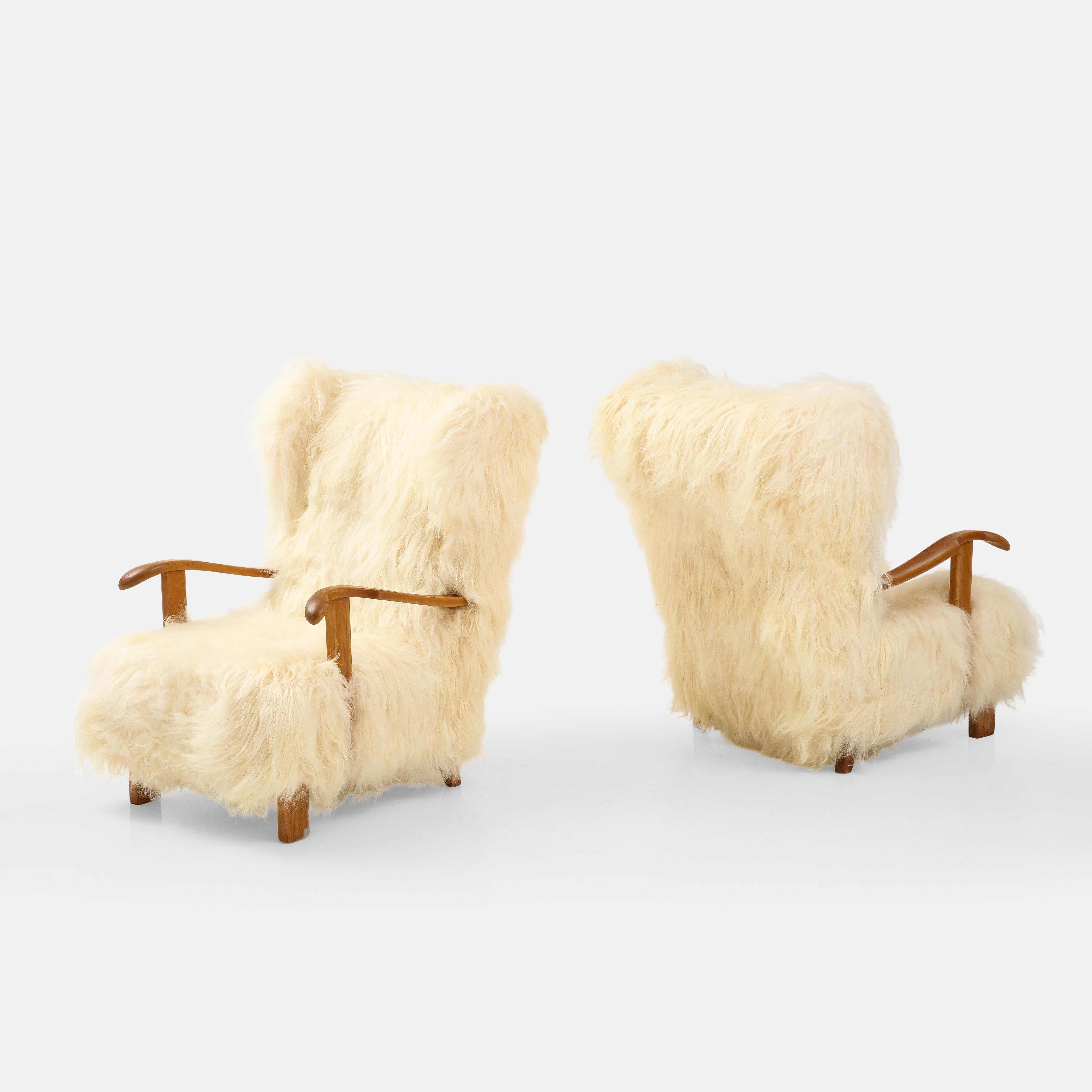 Scandinavian Modern Fritz Hansen Rare Pair of Wingback Lounge Chairs Model 1582 in Sheepskin, 1930s For Sale