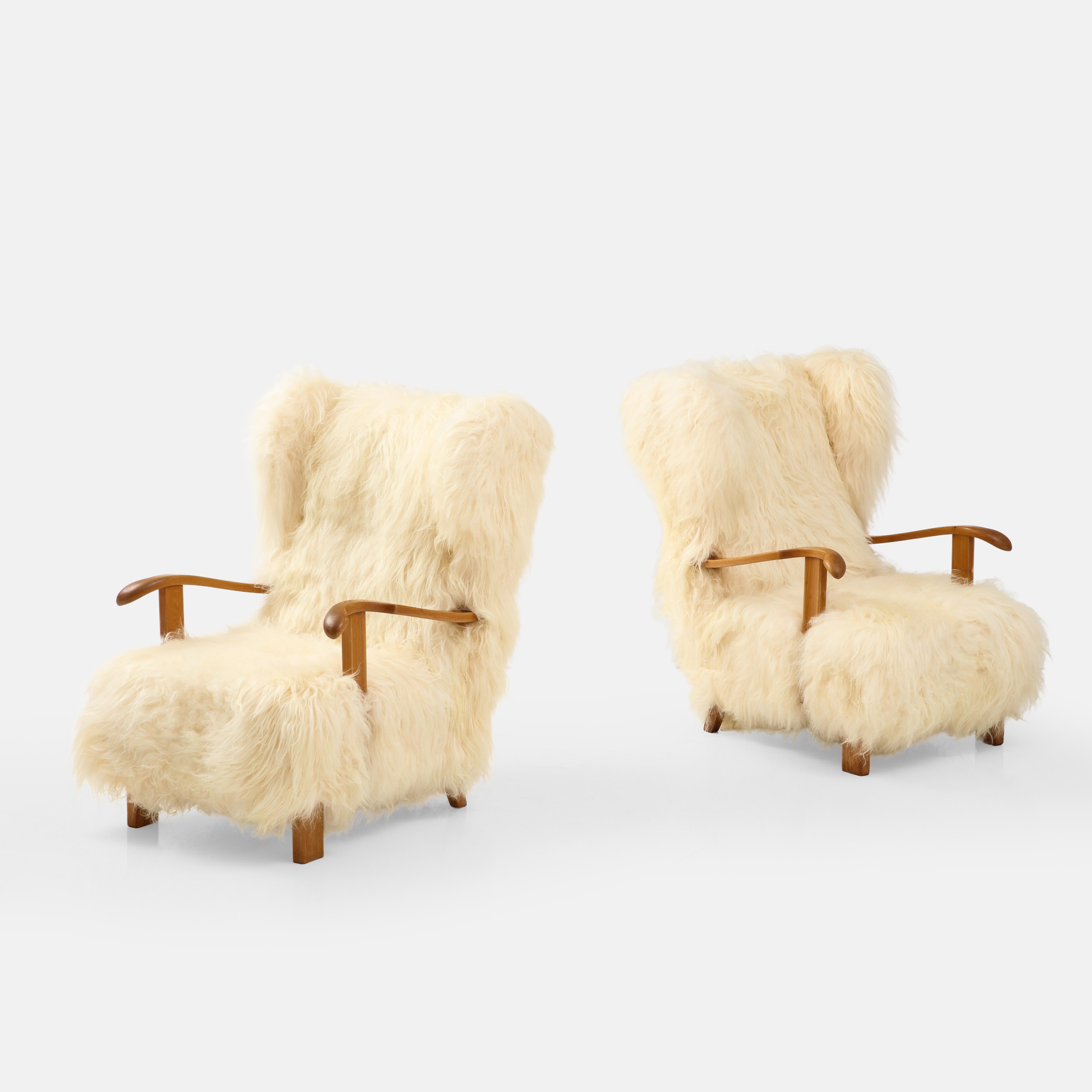 Fritz Hansen Rare Pair of Wingback Lounge Chairs Model 1582 in Sheepskin, 1930s In Good Condition For Sale In New York, NY