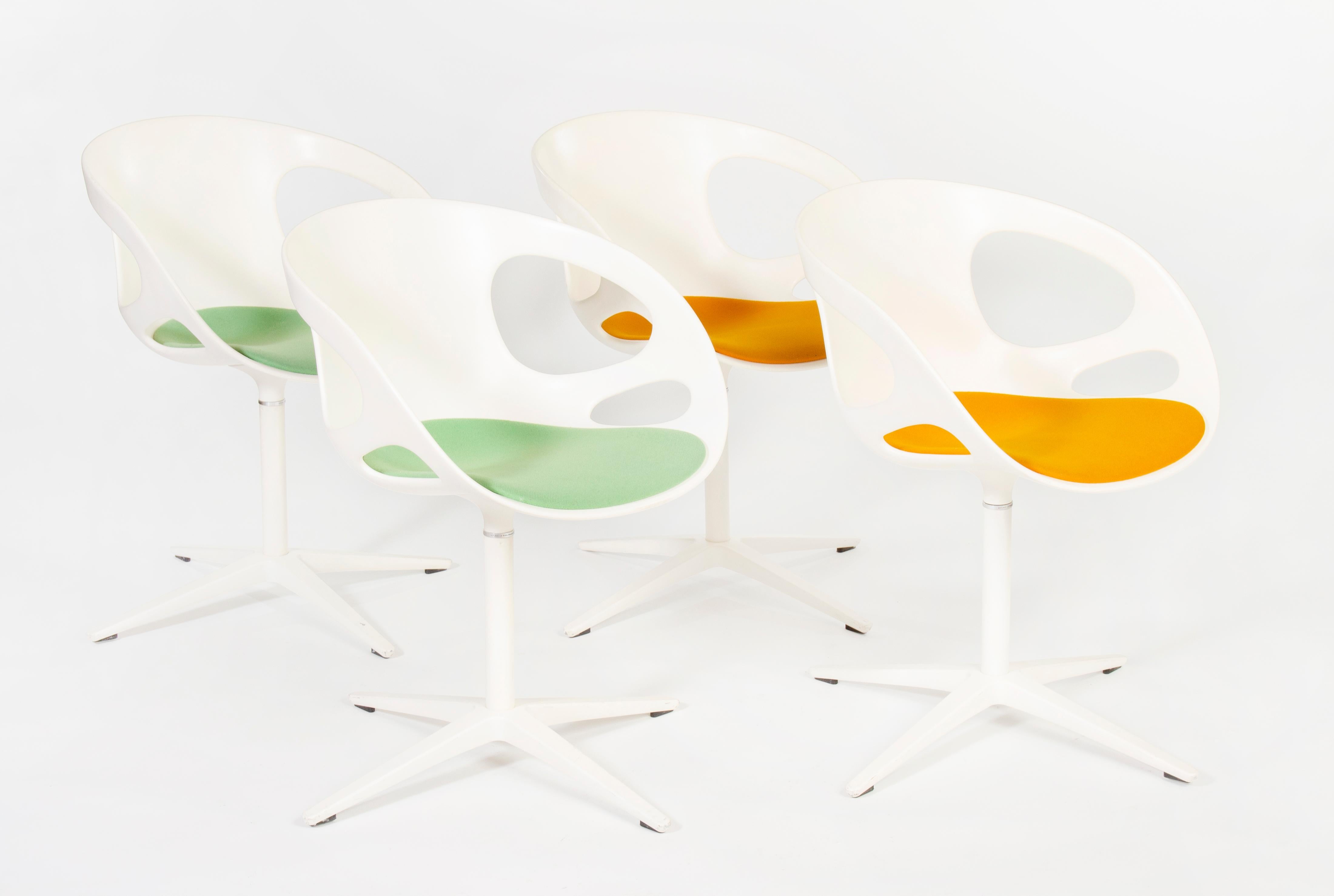 Ensemble de chaises pivotantes pour salle à manger Rin fabriqué par le danois Fritz Hansen, en collaboration avec le designer japonais Hiromichi Konno.
La Nature s'inspire des formes idéales naturelles des nids d'oiseaux.
Avec leurs silhouettes