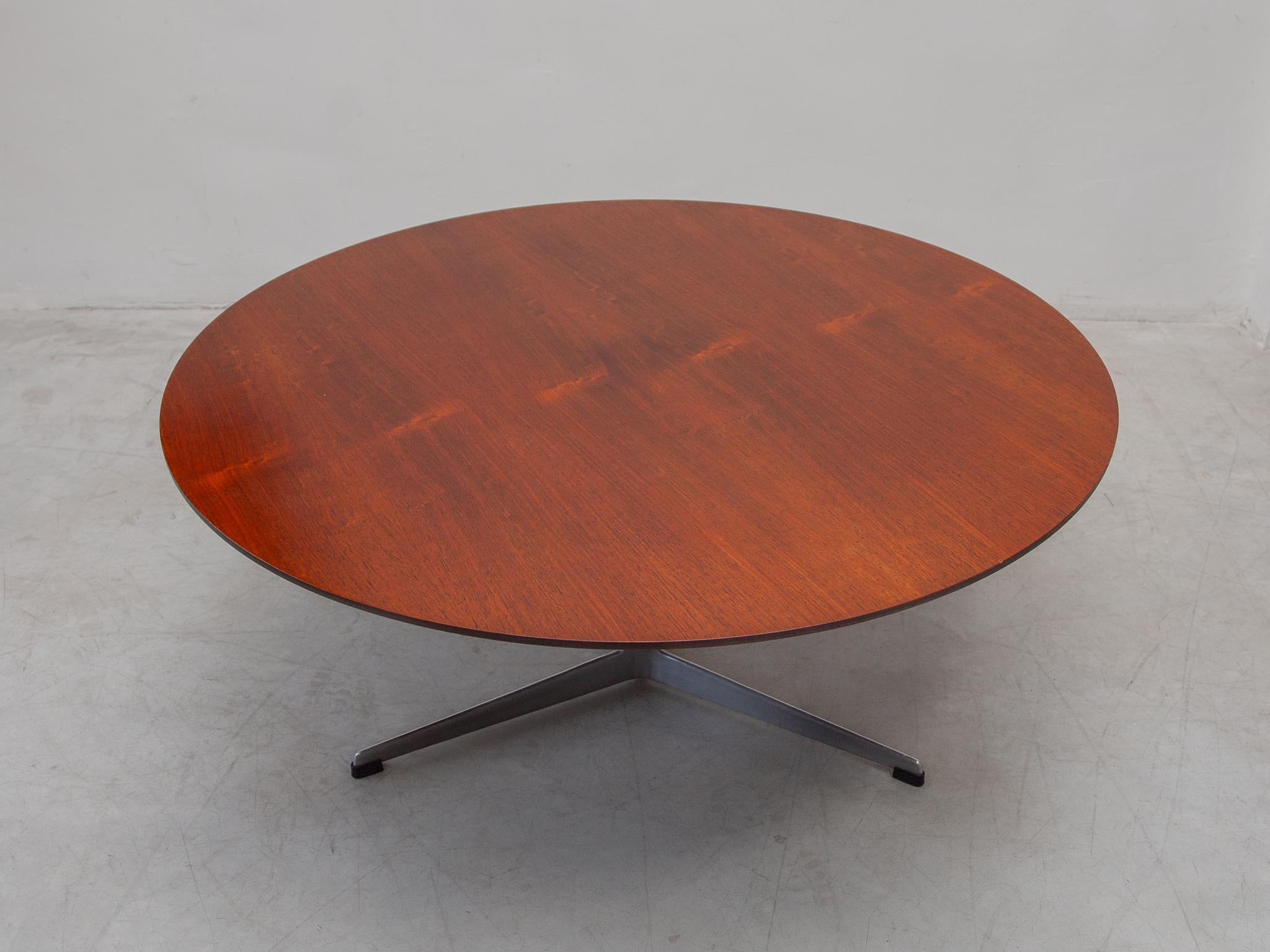 Table basse circulaire. Design/One vers 1968. Base tripode en aluminium, plateau en bois de teck. Dimensions H.47 x L.110 cm. Labellisé 