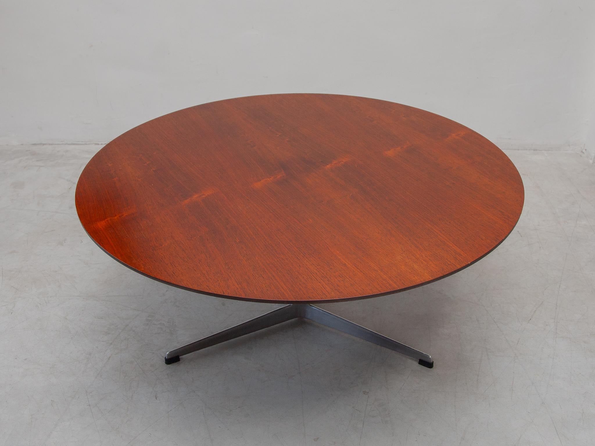 Scandinavian Modern Fritz Hansen Round Coffee Table designed by Arne Jacobsen For Sale