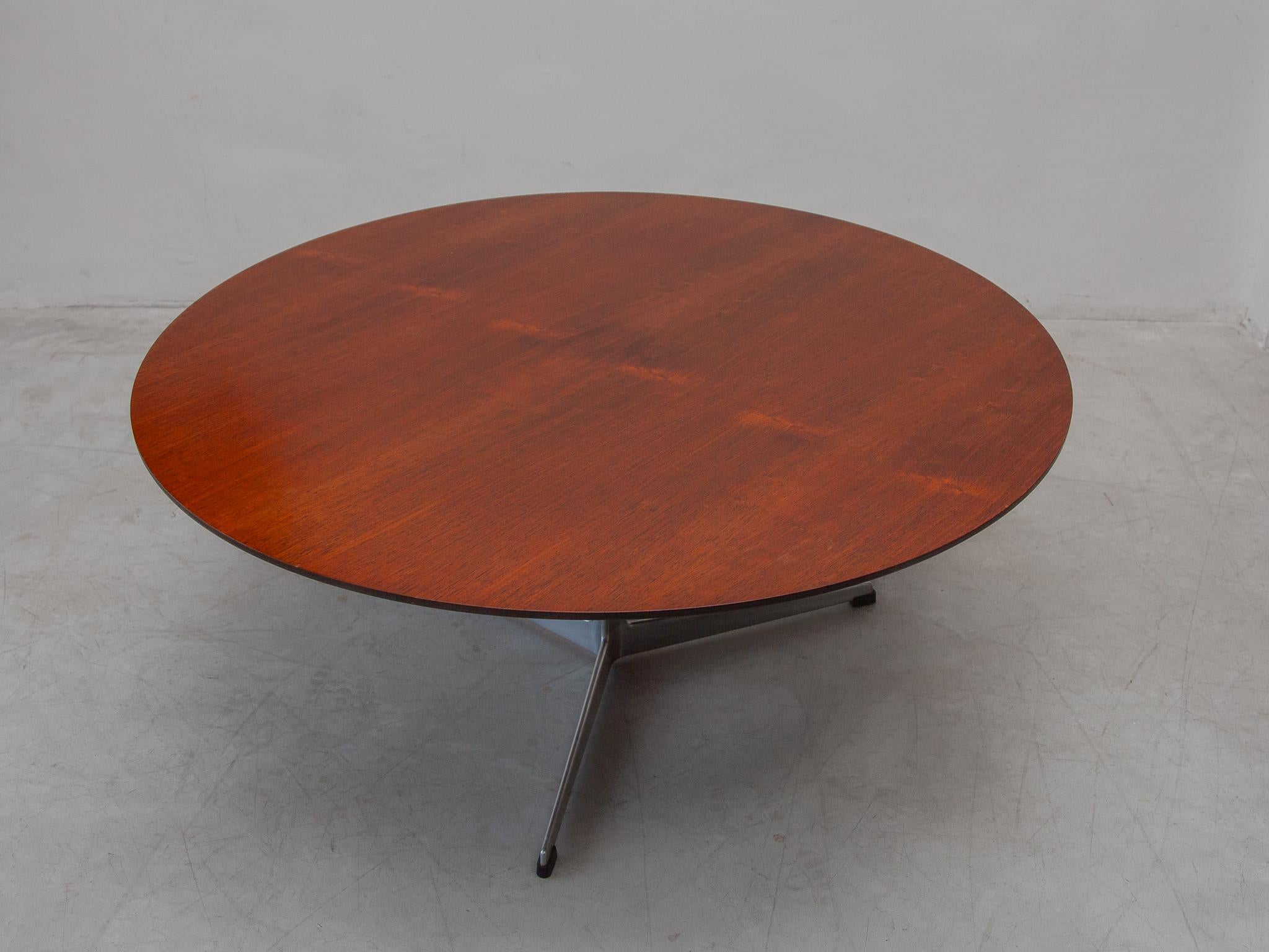 Danish Fritz Hansen Round Coffee Table designed by Arne Jacobsen For Sale