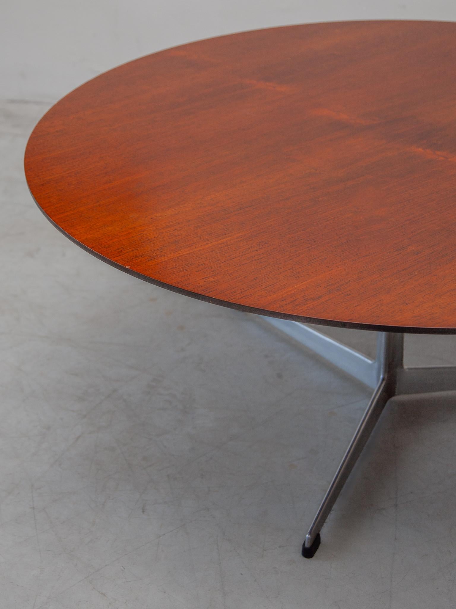 Fritz Hansen Round Coffee Table designed by Arne Jacobsen In Good Condition For Sale In Antwerp, BE