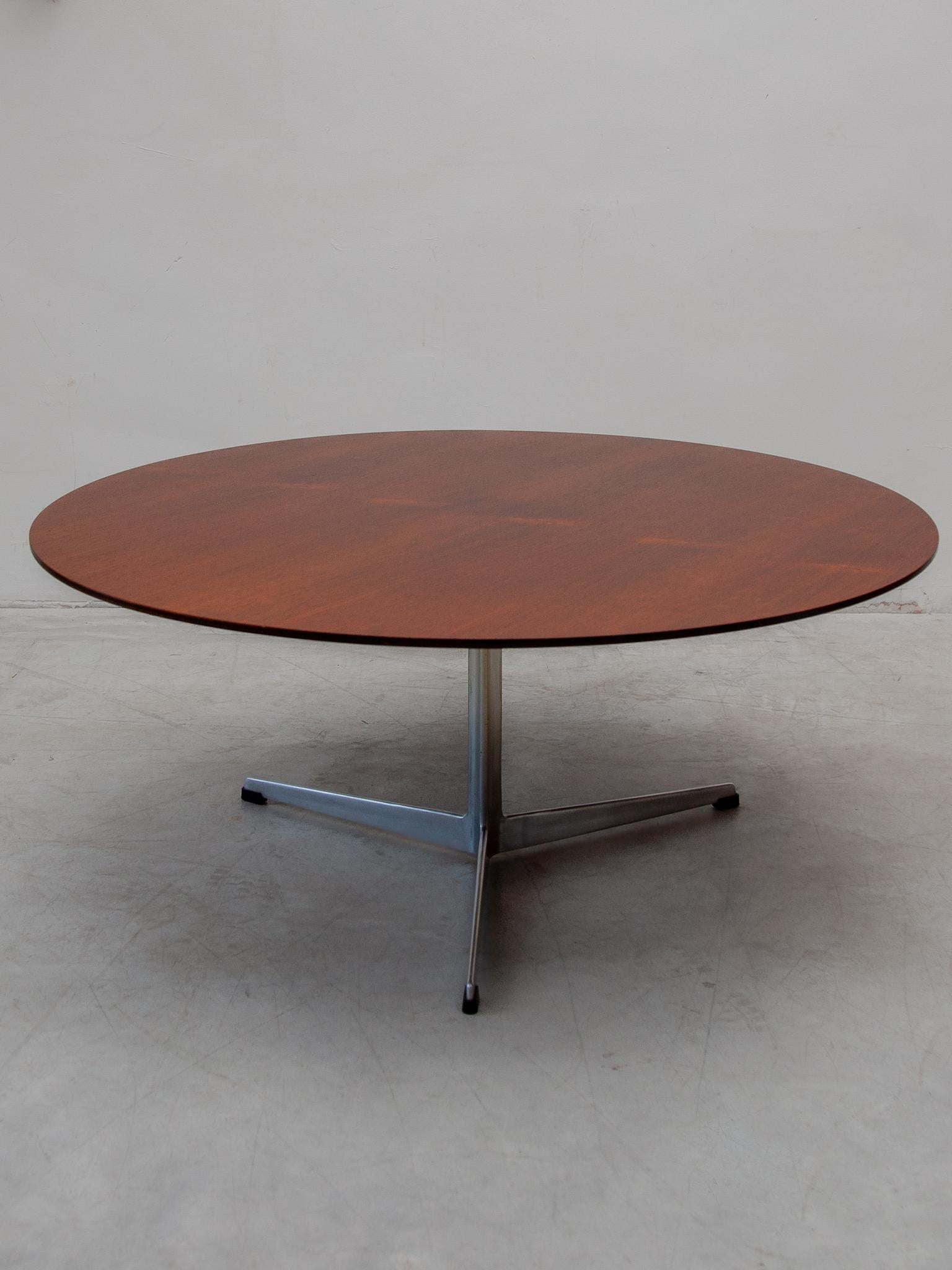 Mid-20th Century Fritz Hansen Round Coffee Table designed by Arne Jacobsen For Sale