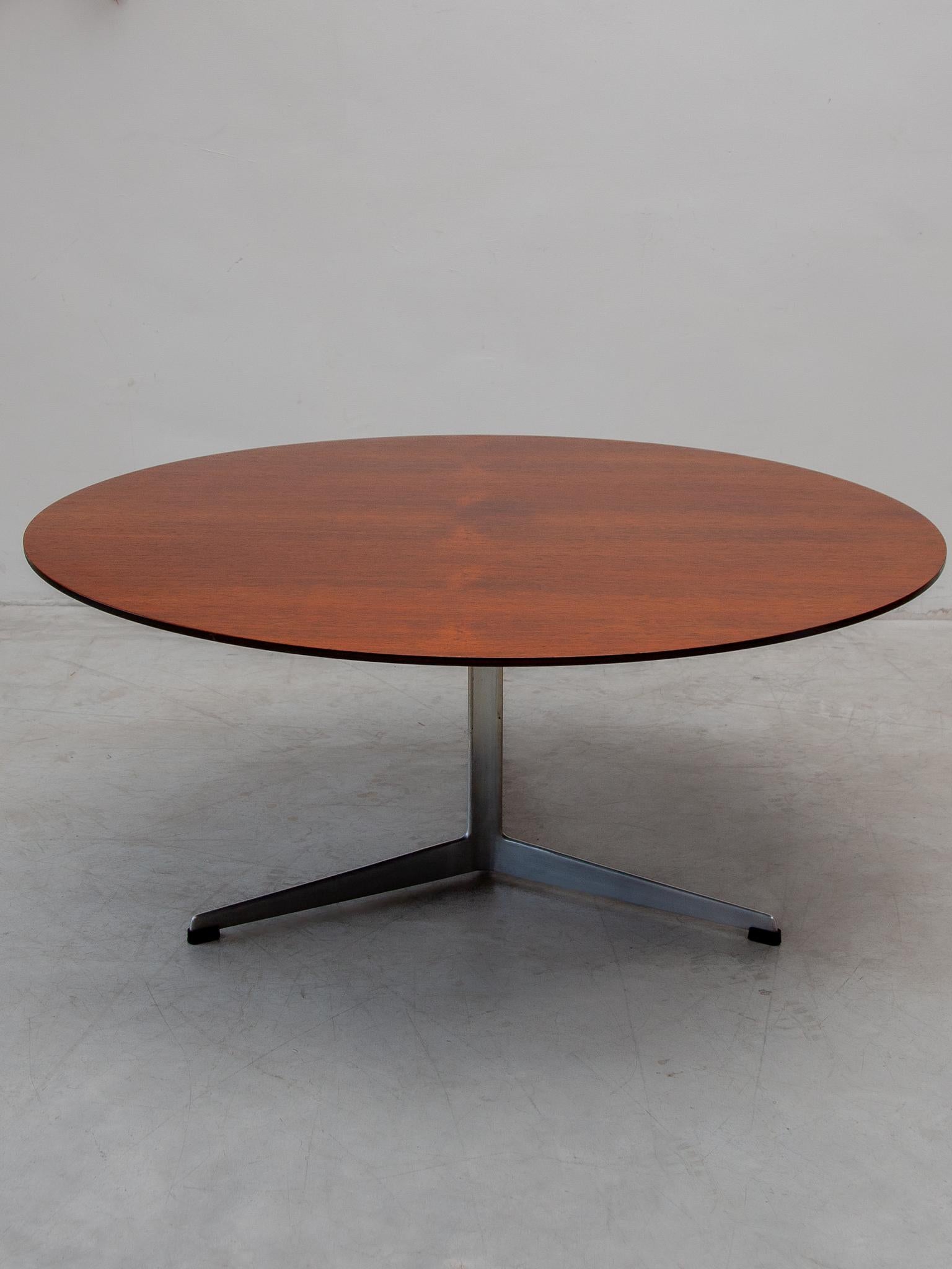 Teak Fritz Hansen Round Coffee Table designed by Arne Jacobsen For Sale