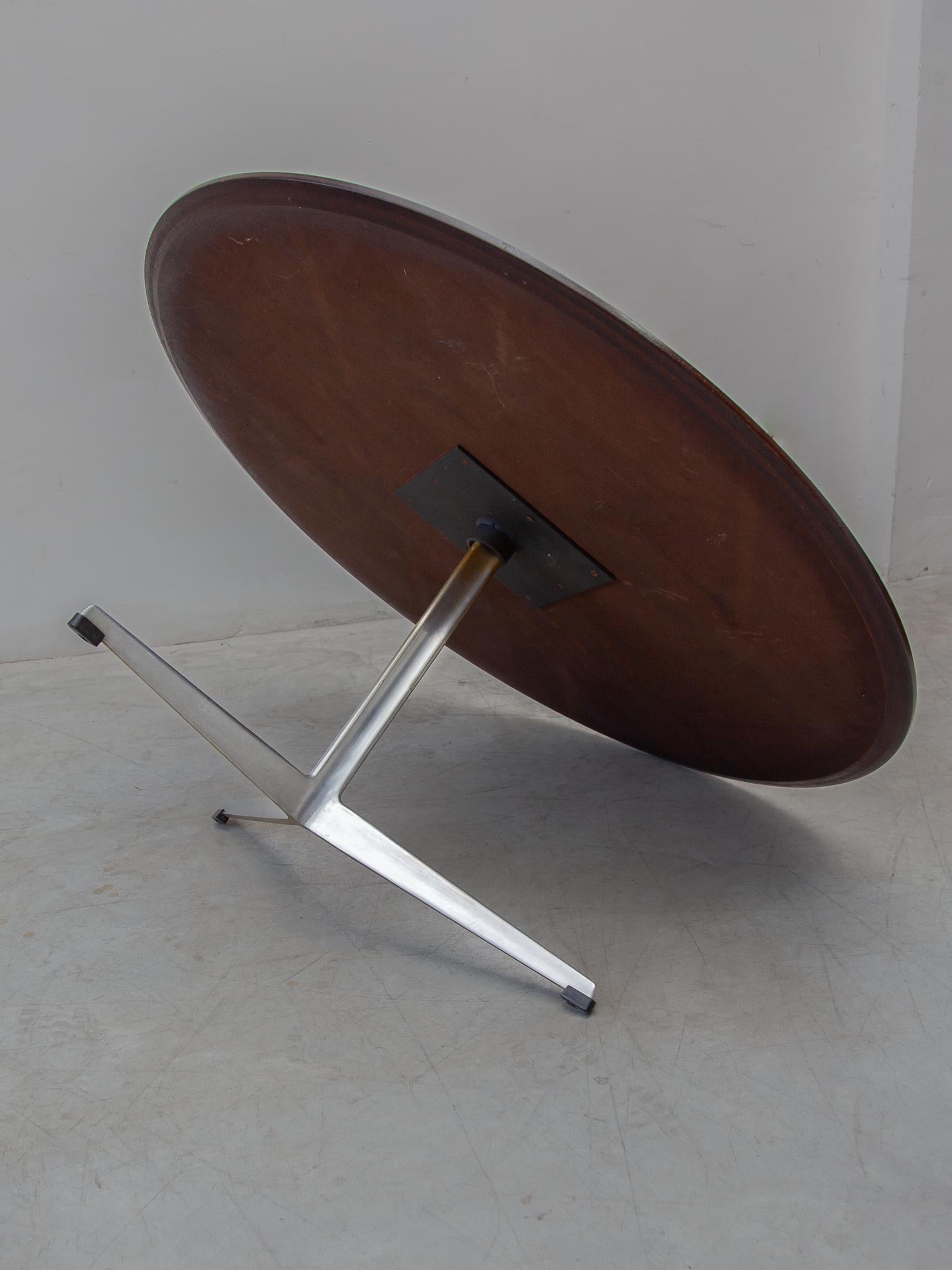 Runder Couchtisch von Fritz Hansen, entworfen von Arne Jacobsen im Angebot 2
