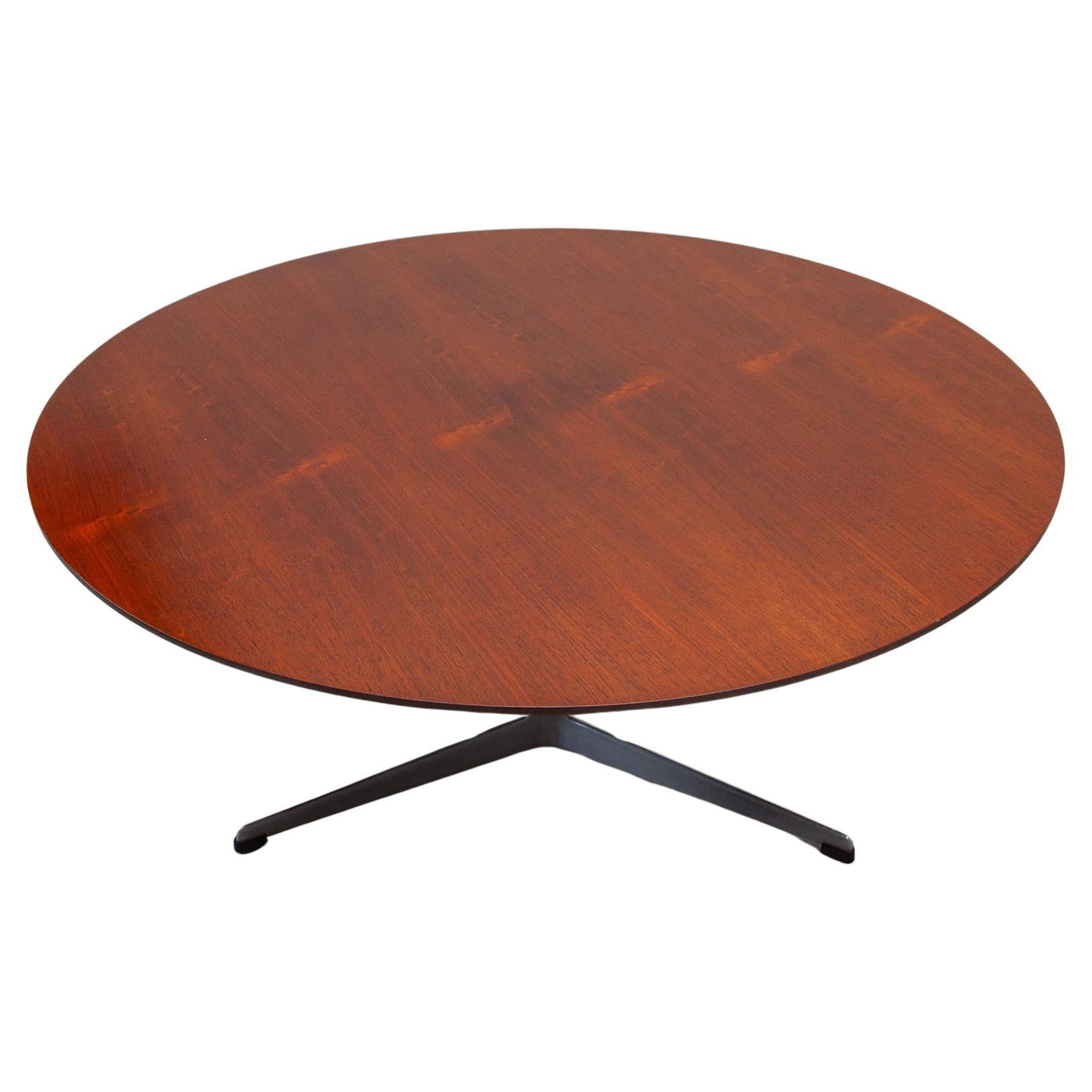 Fritz Hansen Round Coffee Table designed by Arne Jacobsen For Sale