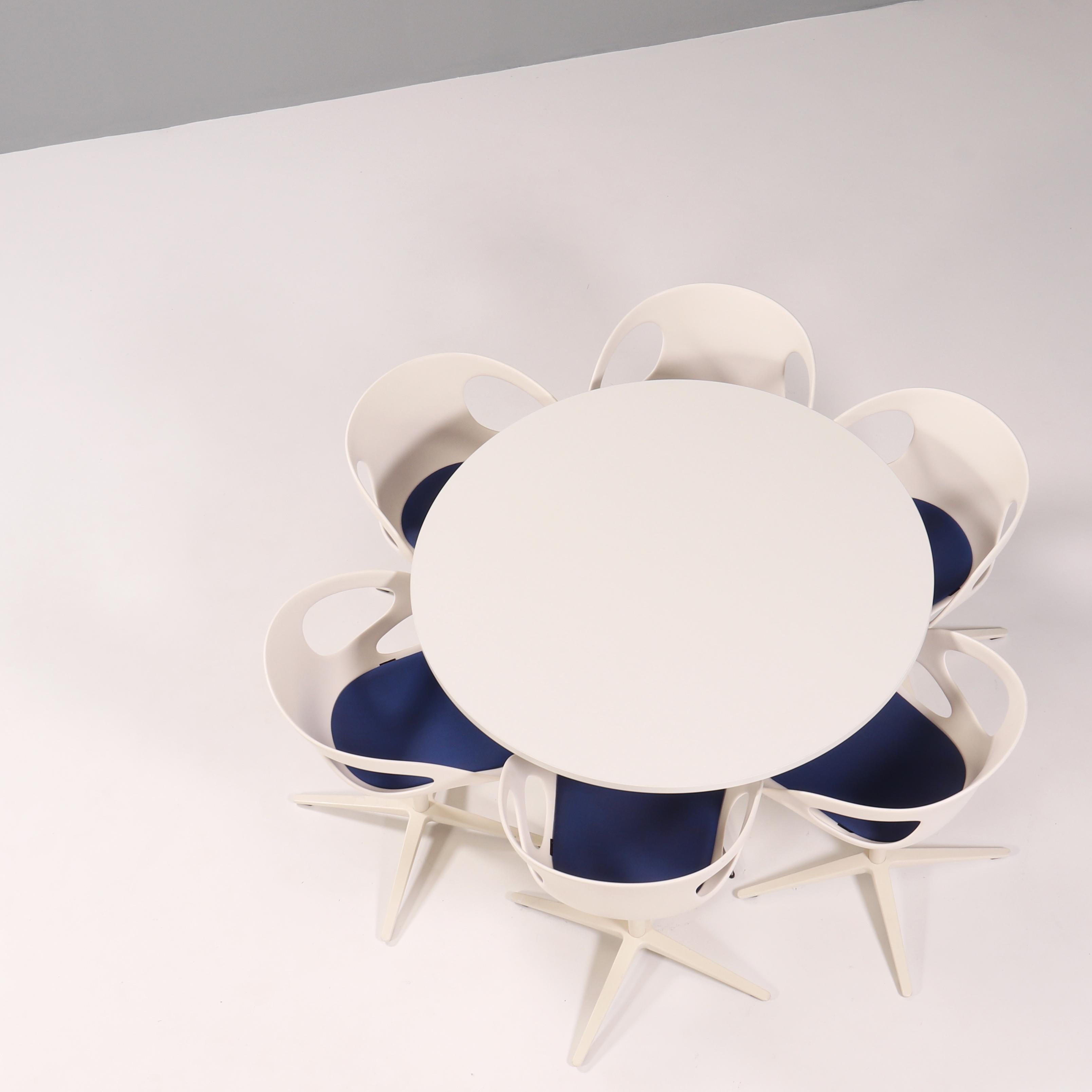 Table: 
Originally designed by Arne Jacobsen for Fritz Hansen, the Circular table is a true design classic.

The table features the original iconic star base that Jacobsen used in some of his other designs such as the Swan Chair.

The table