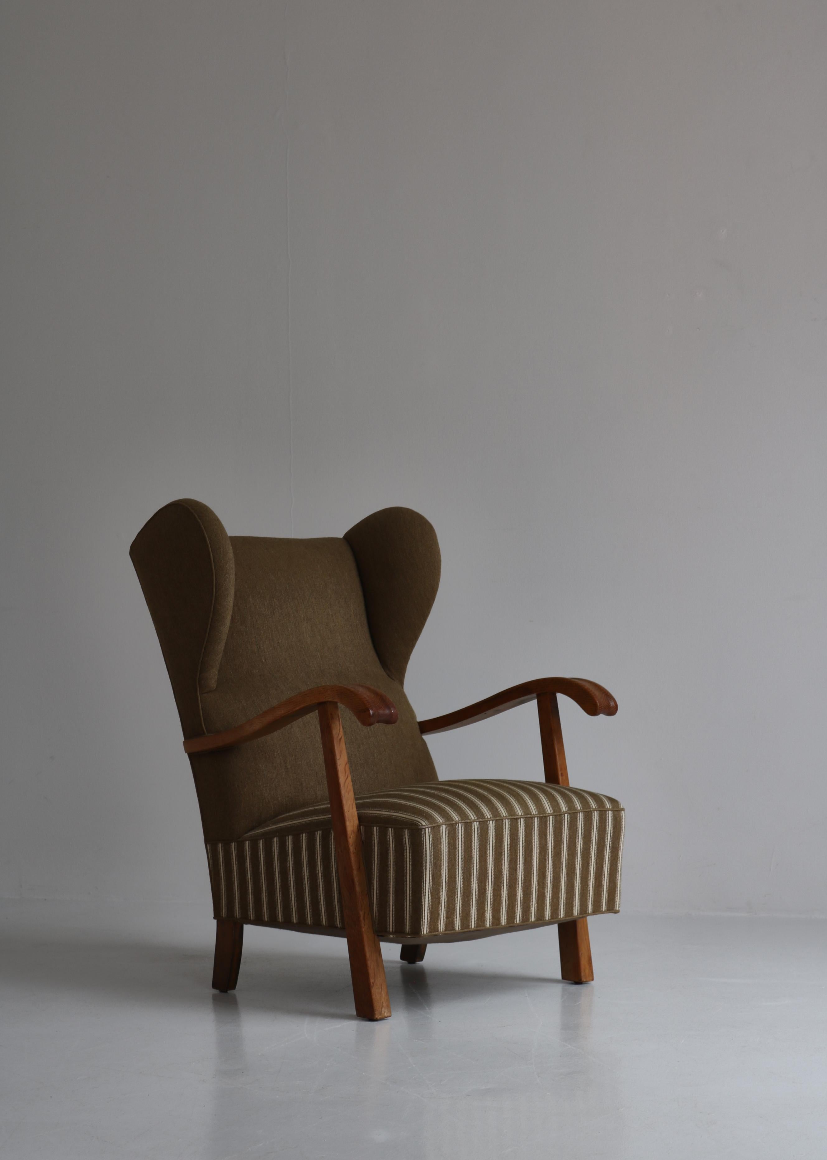 Fritz Hansen Scandinavian Wingback Chair in Oak & Savak Wool, 1940s In Good Condition In Odense, DK