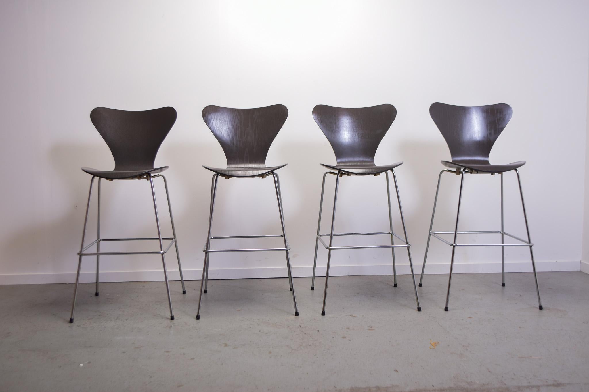 Fritz Hansen Series 7 bar stools set of 4 In Good Condition In Ranst, BE
