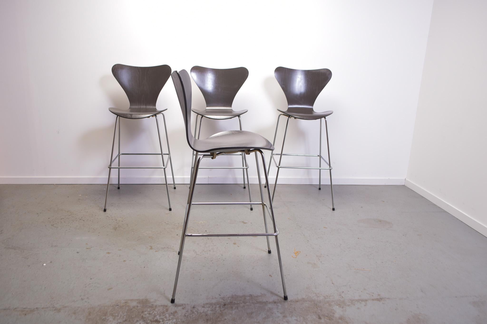 Fritz Hansen Series 7 bar stools set of 4 1