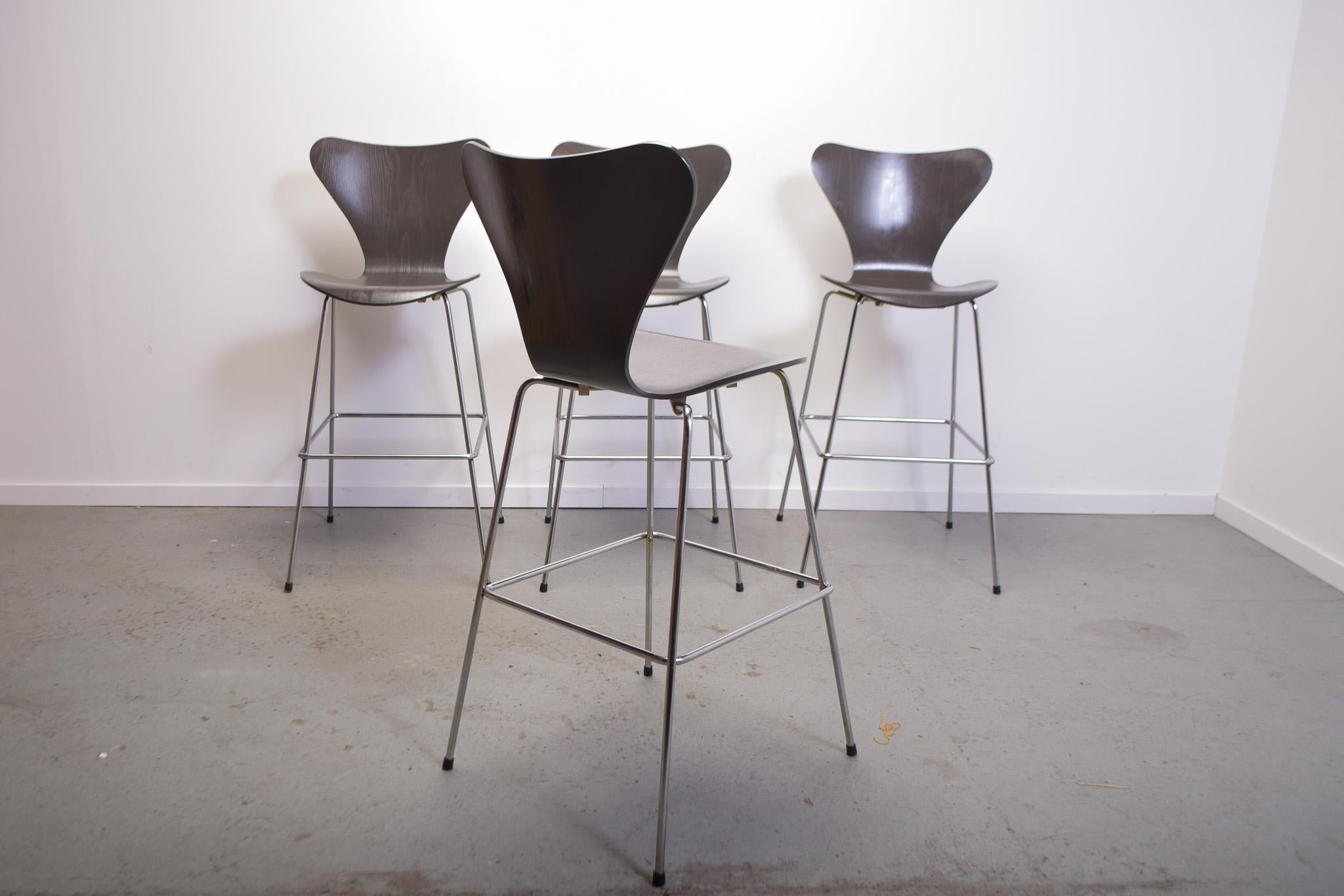 Fritz Hansen Series 7 bar stools set of 4 2