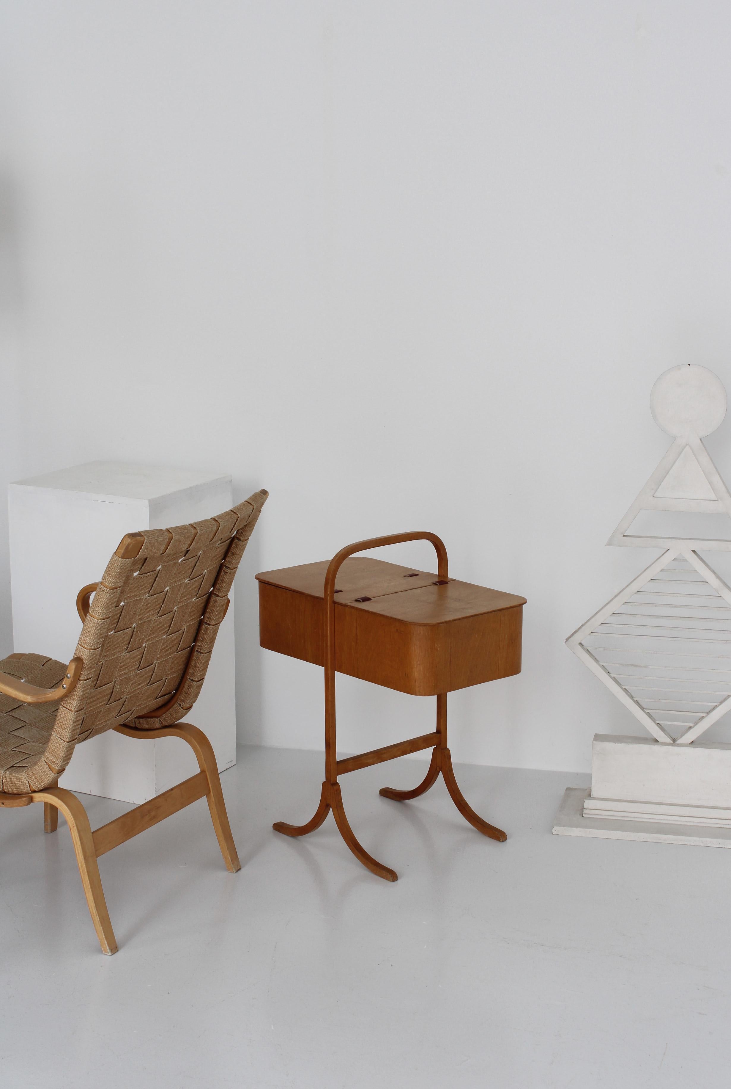 Pièce de design rare et importante du début de l'ère du mobilier moderne danois. Cette boîte à couture a été fabriquée chez Fritz Hansen & Son, à Copenhague, dans les années 1930. Il est fabriqué en bois de hêtre laqué et le couvercle est fixé par