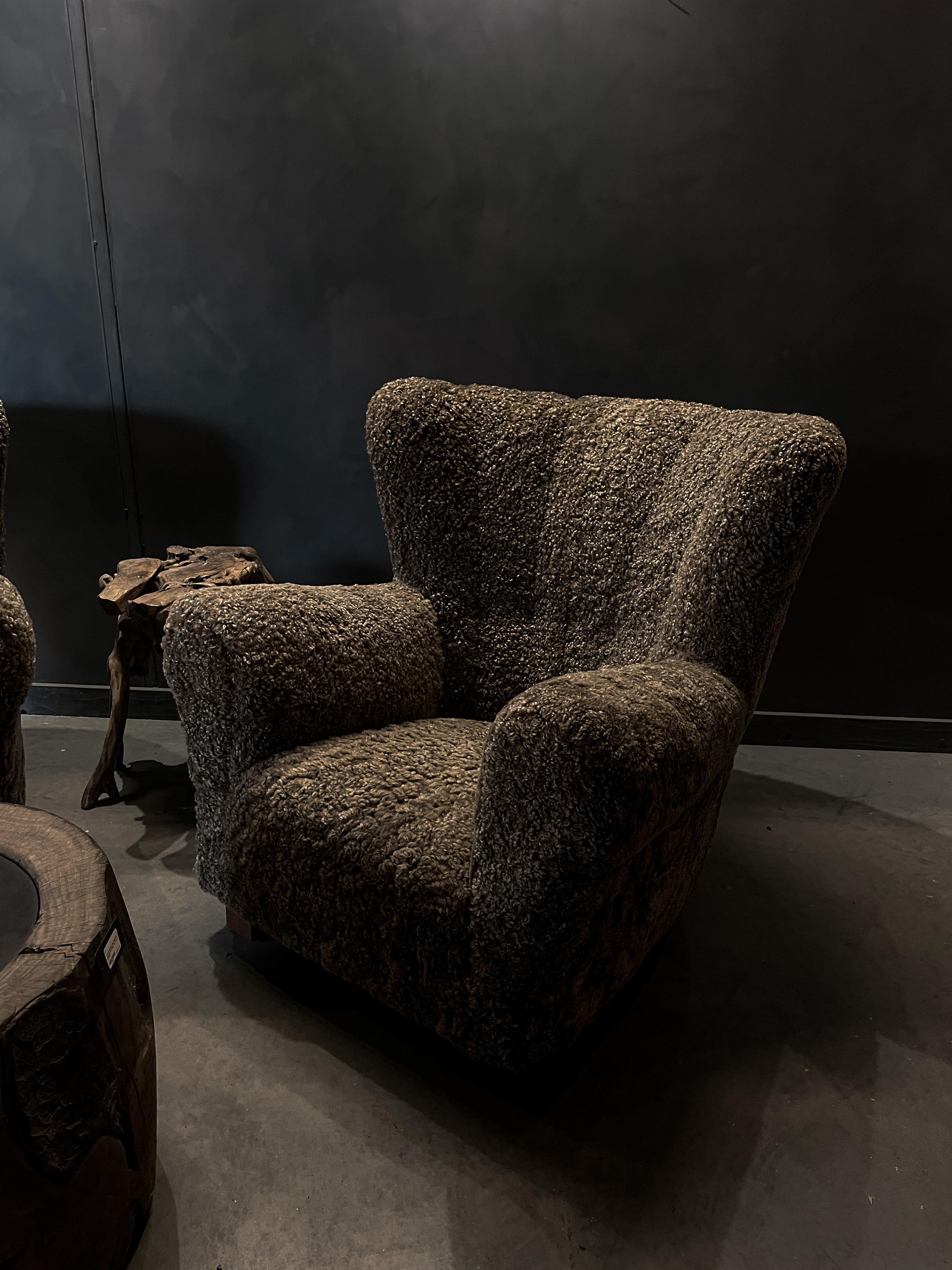 Ces deux superbes chaises originales de Fritz Hansen datant des années 1940 ont été retapissées dans une peau de mouton beige Sahara. 