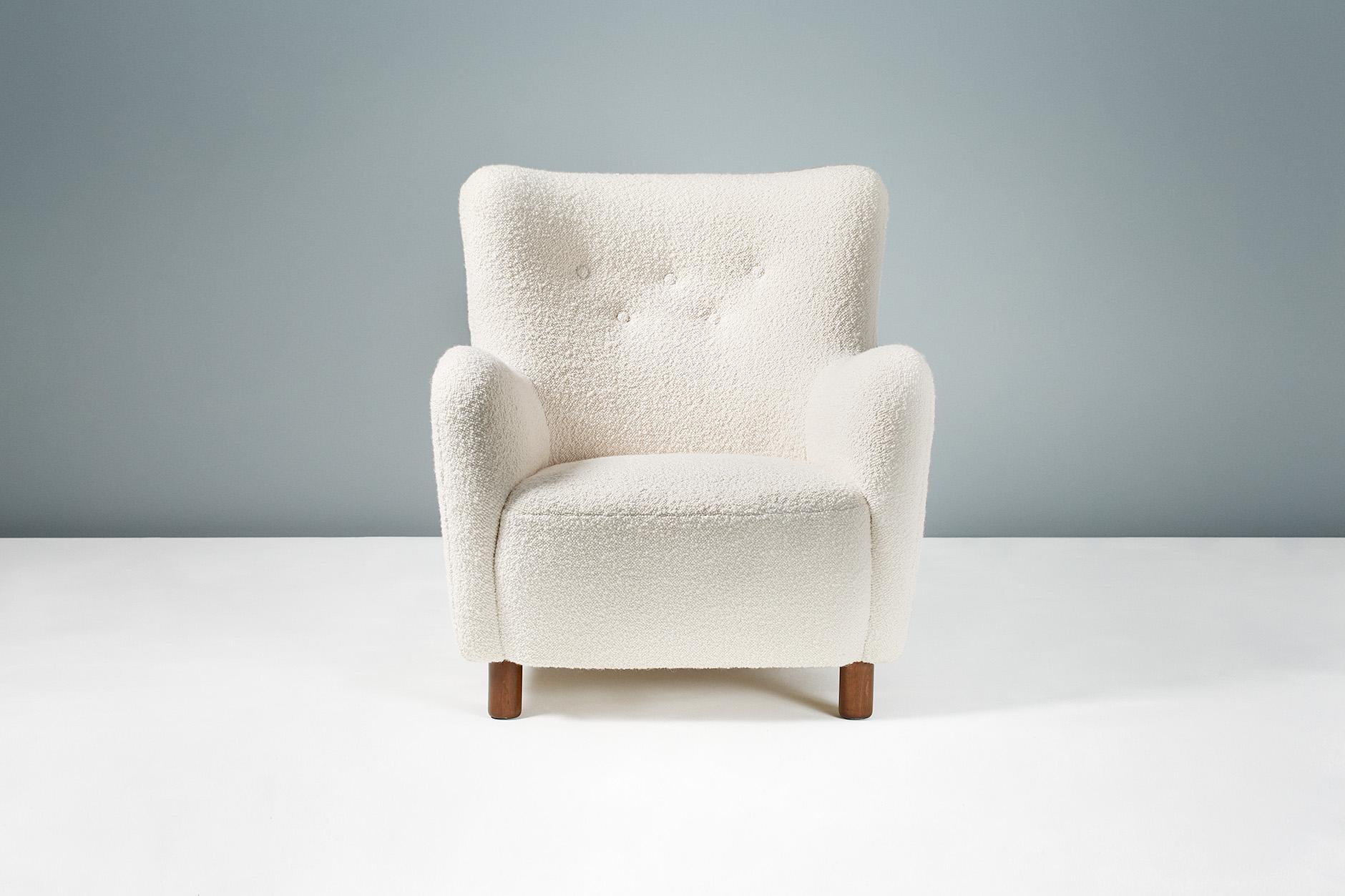 Une reproduction de fauteuil à la manière des modèles classiques de Fritz Hansen, basée sur une pièce originale d'ébéniste danois de 1954.

Cette reproduction haut de gamme est fabriquée à la main sur commande dans nos ateliers en Angleterre. Les