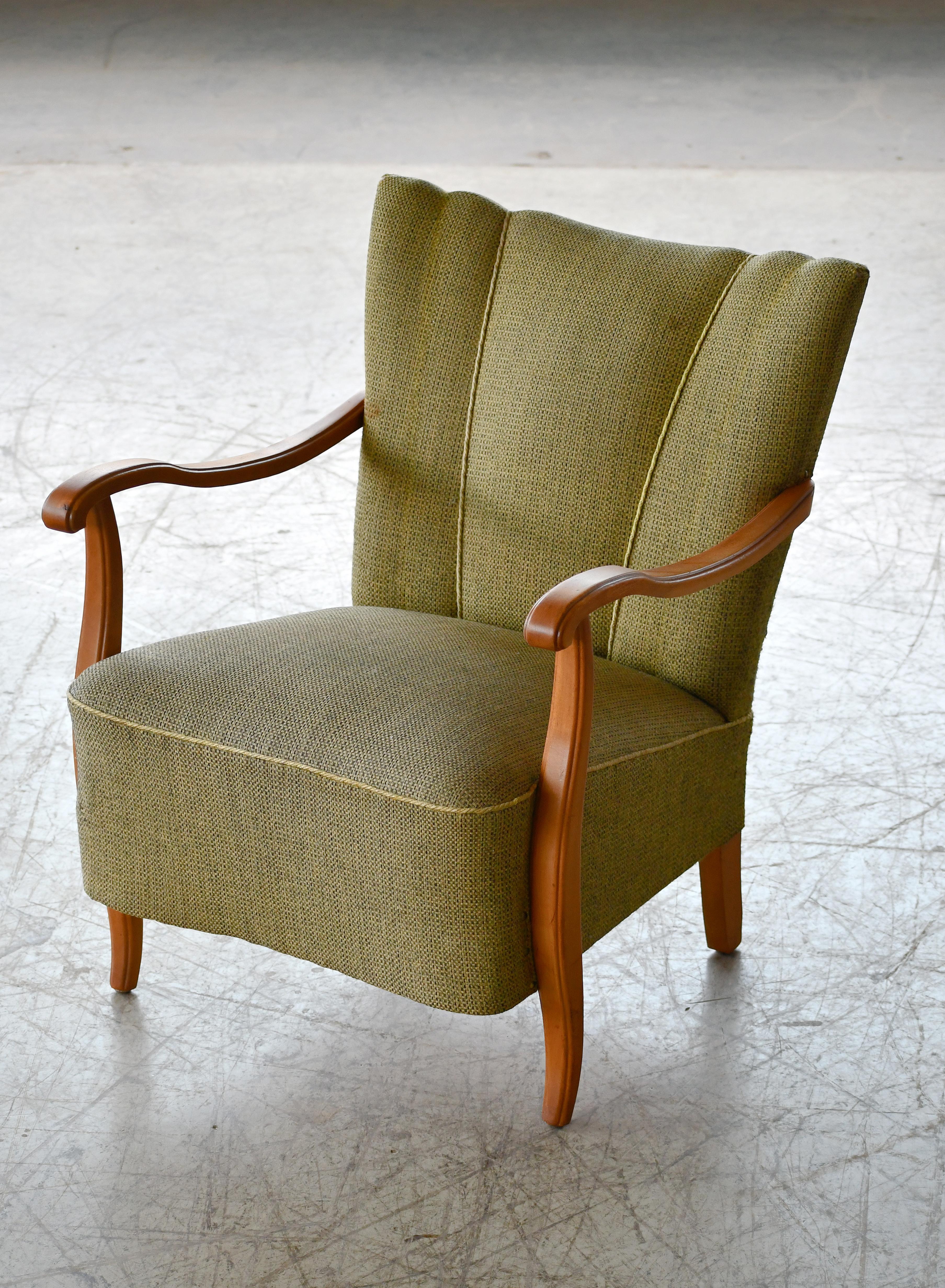 Charmanter Sessel mit offenen Armlehnen im Stil von Fritz Hansen aus den 1940er Jahren. Diese Art von Stühlen aus den 1940er Jahren kommen immer mehr in Mode. Hergestellt aus massivem Ahornholz mit schön geformten/geschnitzten Armlehnen und