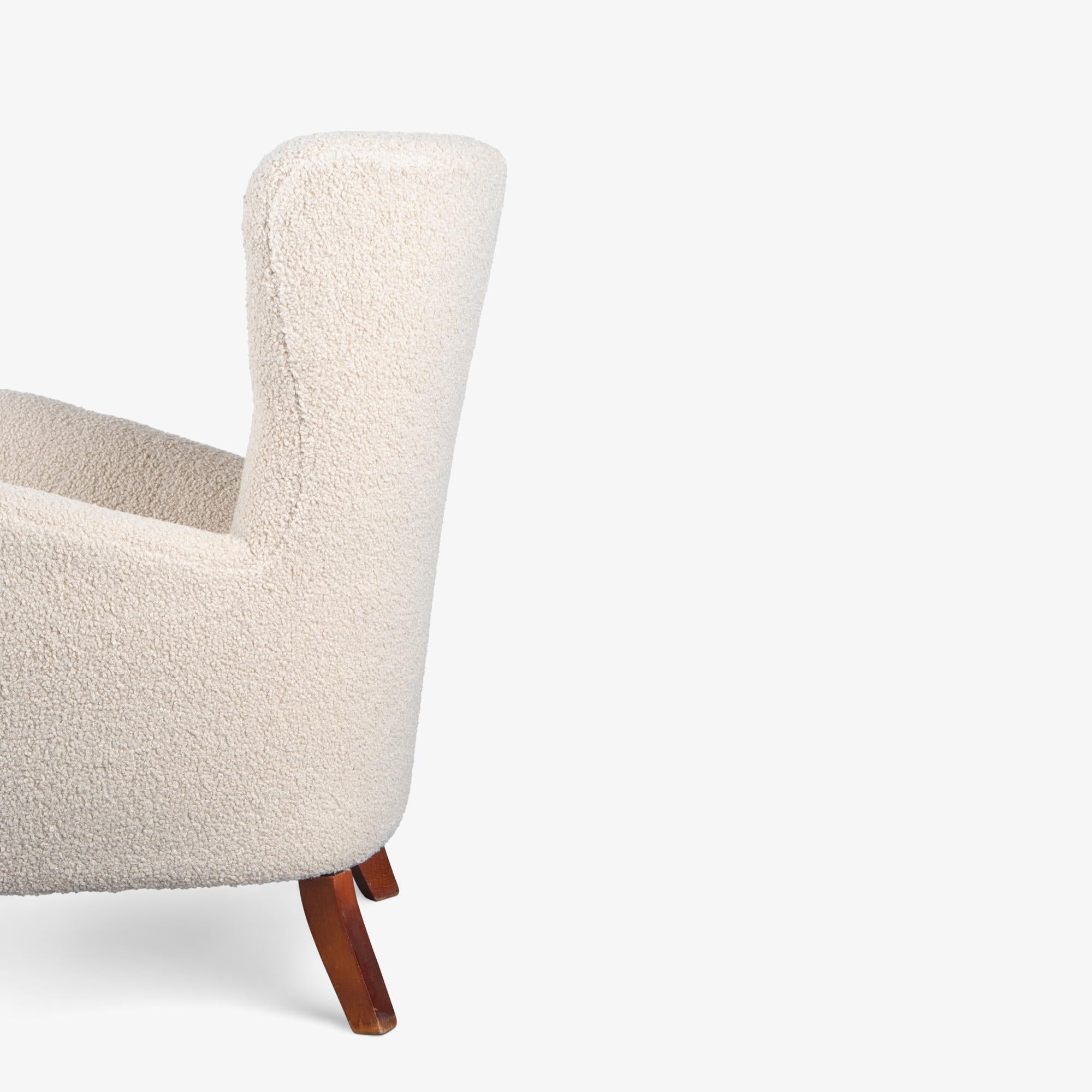 Sedia ad ala danese in stile Fritz Hansen in finto shearling bouclé in vendita 5