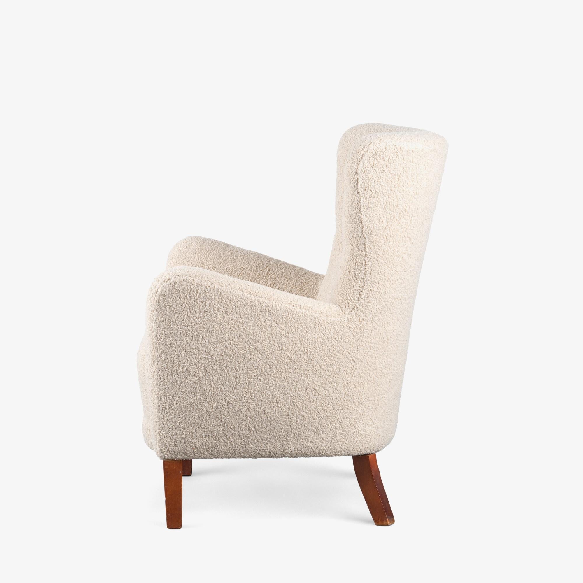Sedia ad ala danese in stile Fritz Hansen in finto shearling bouclé In condizioni buone in vendita a Stamford, CT