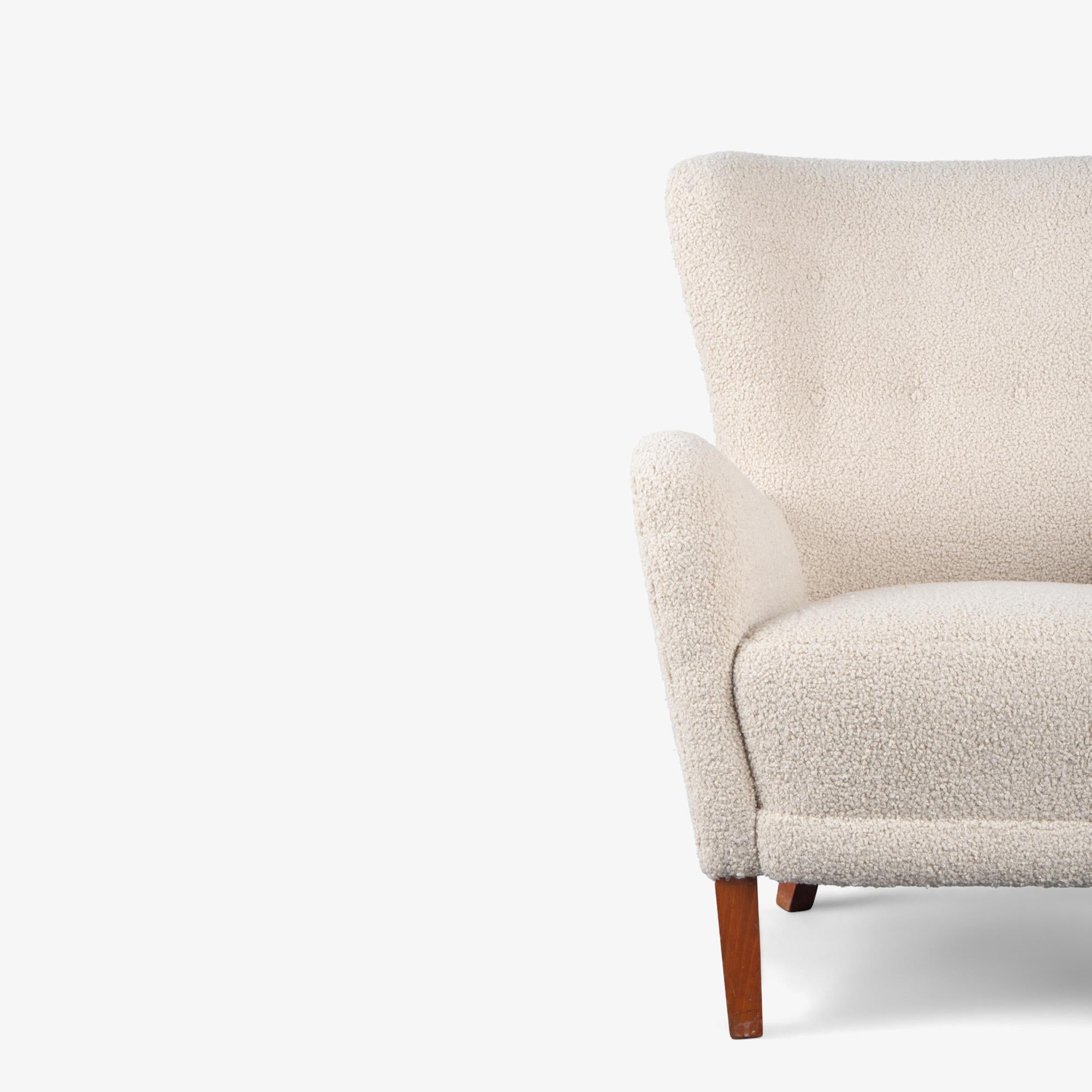 Sedia ad ala danese in stile Fritz Hansen in finto shearling bouclé in vendita 1