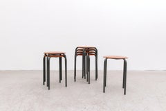 Satz von 2 Hockern im Fritz-Hansen-Stil mit emailliertem Rahmen und geformten Sperrholzsitzen