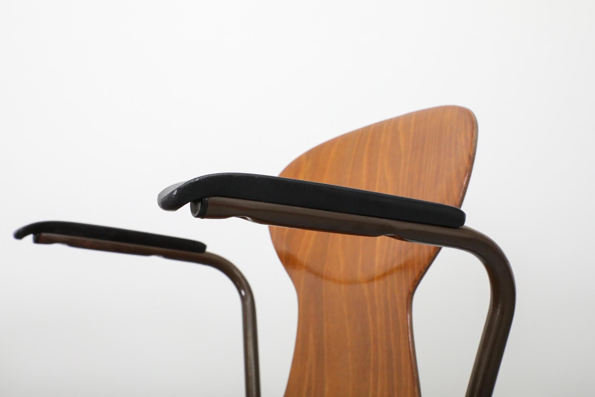 Sillas escolares apilables de teca con brazos estilo Fritz Hansen de mediados de siglo en venta 2