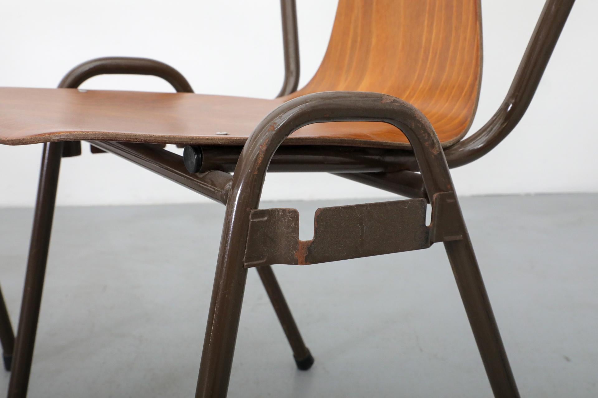 Sillas escolares apilables de teca con brazos estilo Fritz Hansen de mediados de siglo en venta 3