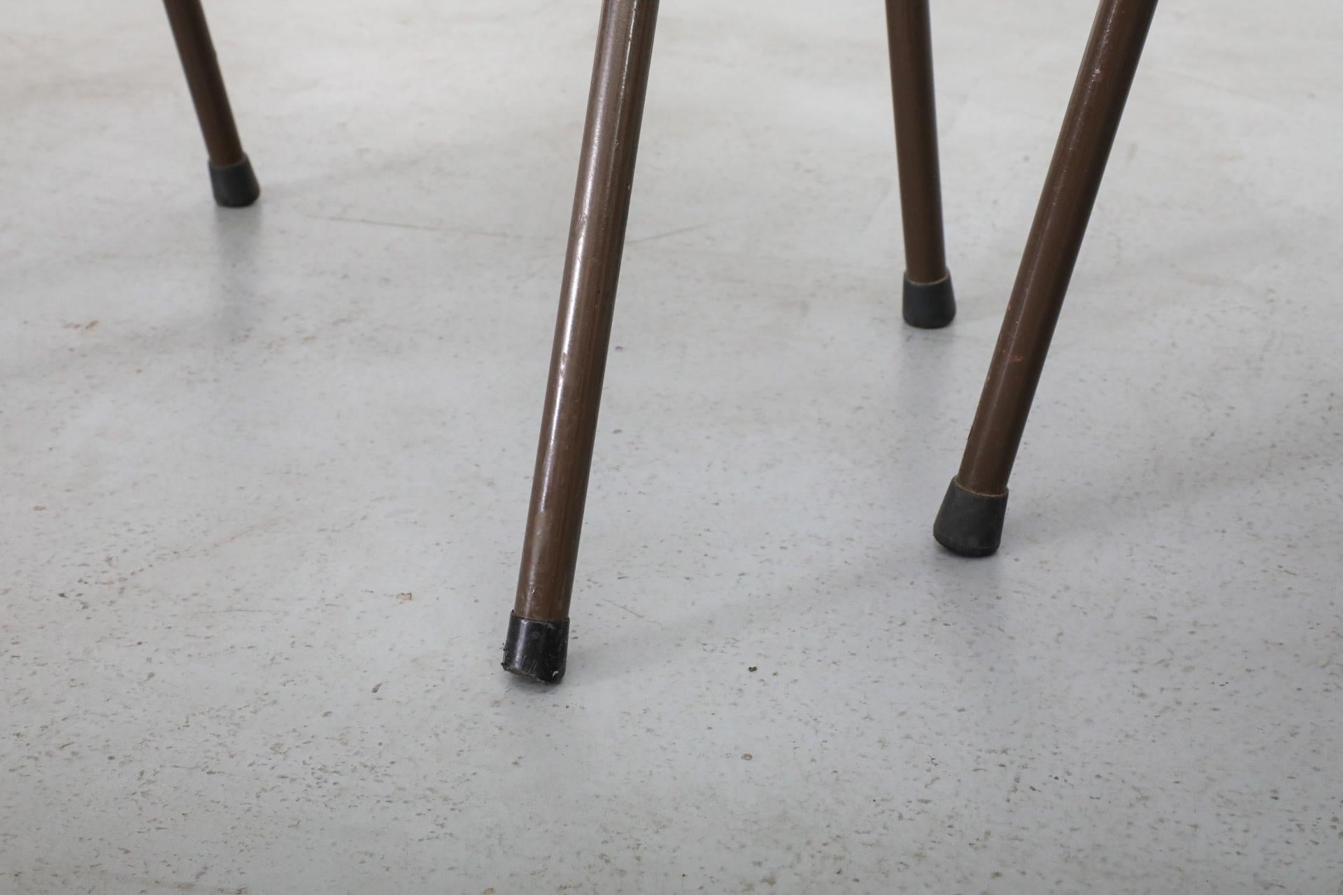 Sillas escolares apilables de teca con brazos estilo Fritz Hansen de mediados de siglo en venta 4