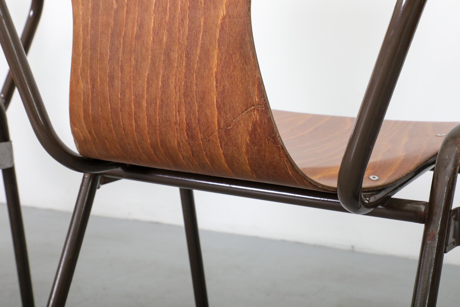 Sillas escolares apilables de teca con brazos estilo Fritz Hansen de mediados de siglo en venta 5