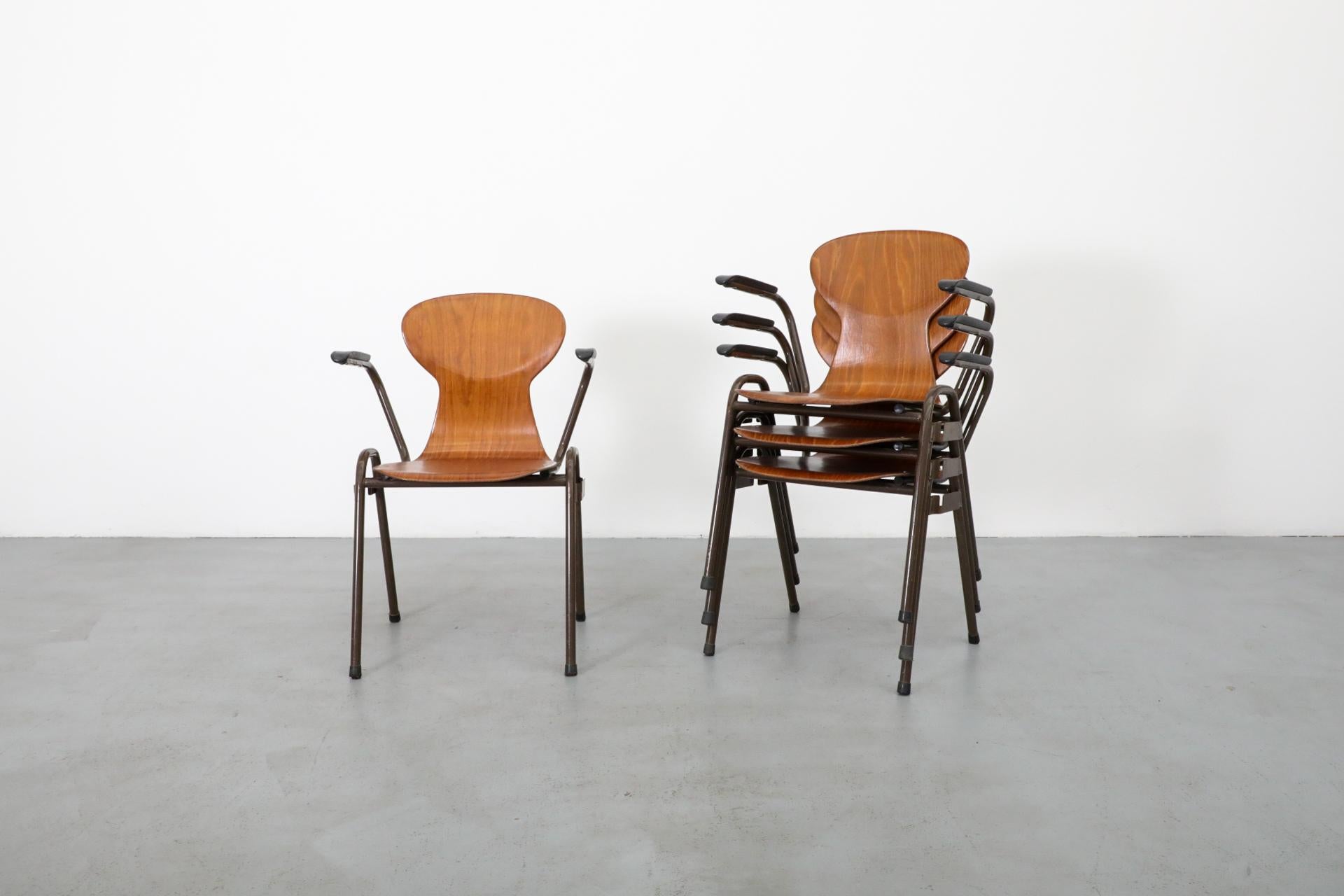 Sillas escolares apilables de teca con brazos estilo Fritz Hansen de mediados de siglo en venta 6